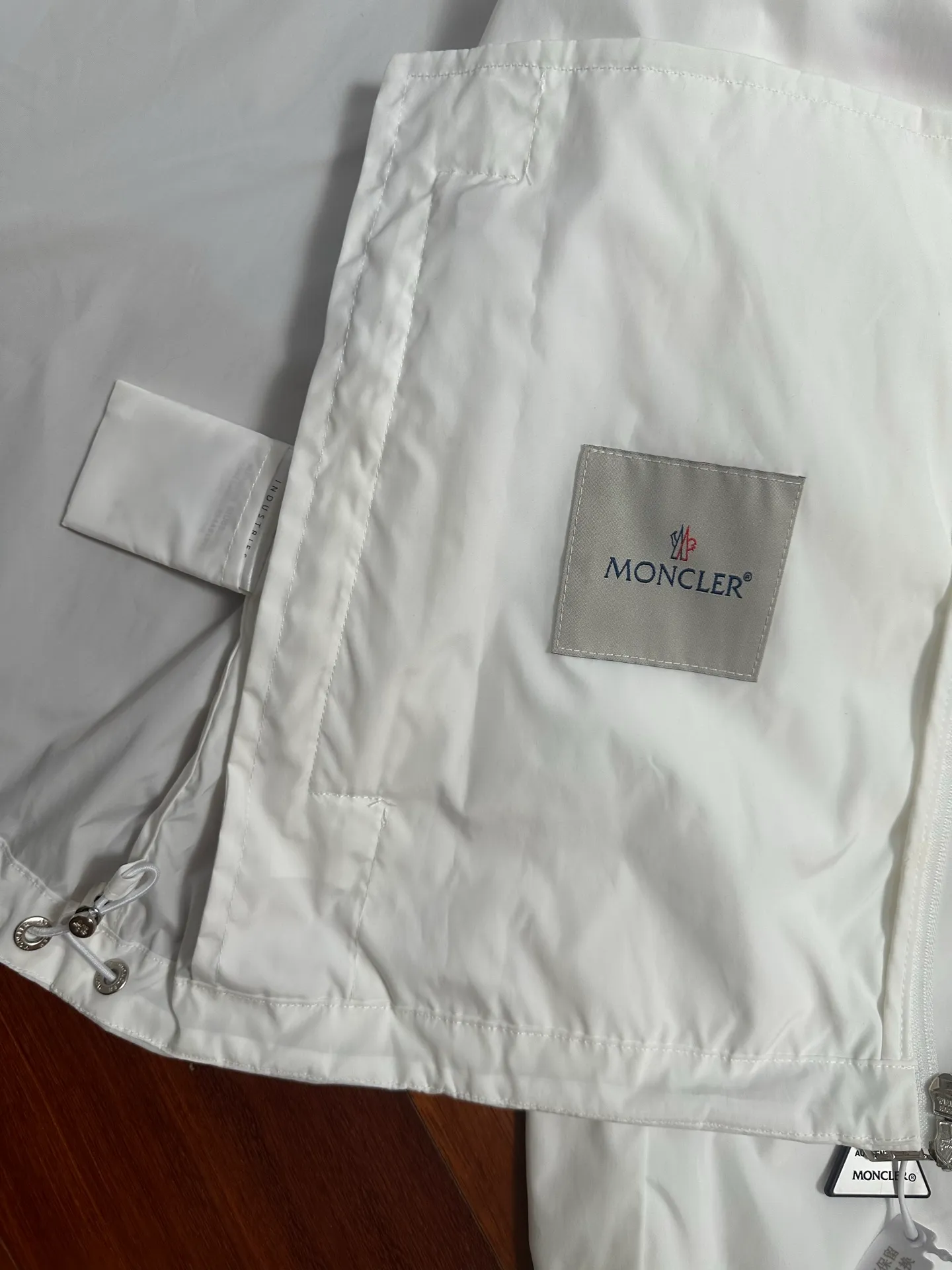 P420 💰Moncler/Moncler/Mask/Stand-collar Jacket/Water-repellent original fabric with rubberized coating for water-repellent effect, customized fabric is stiff, soft and not rigid. Non-market rubber coated kind of very hard and rigid fabric, hardware original customized logo one to one, dual chip sensor: armband, wash mark, armband pure cashmere original customized top embroidery real cashmere Cashmere label closest to the genuine product (reject fake cashmere/prevent cashmere labels from being fake at first sight) Color: White Size: M-2XL