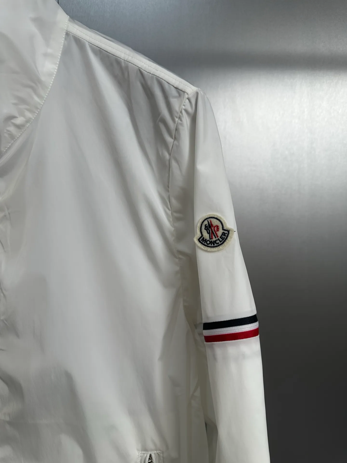 P420 💰Moncler/Moncler/Mask/Stand-collar Jacket/Water-repellent original fabric with rubberized coating for water-repellent effect, customized fabric is stiff, soft and not rigid. Non-market rubber coated kind of very hard and rigid fabric, hardware original customized logo one to one, dual chip sensor: armband, wash mark, armband pure cashmere original customized top embroidery real cashmere Cashmere label closest to the genuine product (reject fake cashmere/prevent cashmere labels from being fake at first sight) Color: White Size: M-2XL