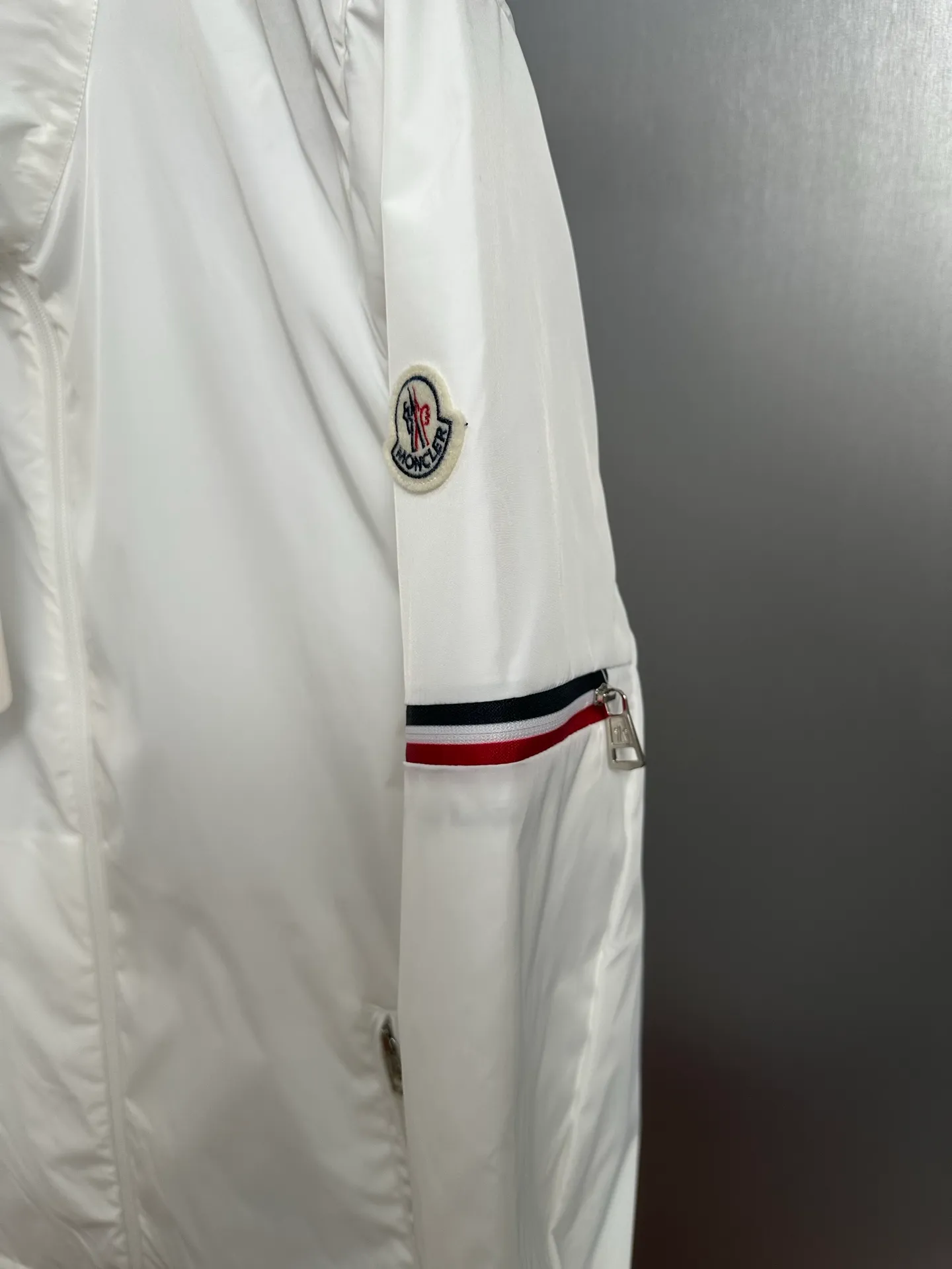 P420 💰Moncler/Moncler/Mask/Stand-collar Jacket/Water-repellent original fabric with rubberized coating for water-repellent effect, customized fabric is stiff, soft and not rigid. Non-market rubber coated kind of very hard and rigid fabric, hardware original customized logo one to one, dual chip sensor: armband, wash mark, armband pure cashmere original customized top embroidery real cashmere Cashmere label closest to the genuine product (reject fake cashmere/prevent cashmere labels from being fake at first sight) Color: White Size: M-2XL
