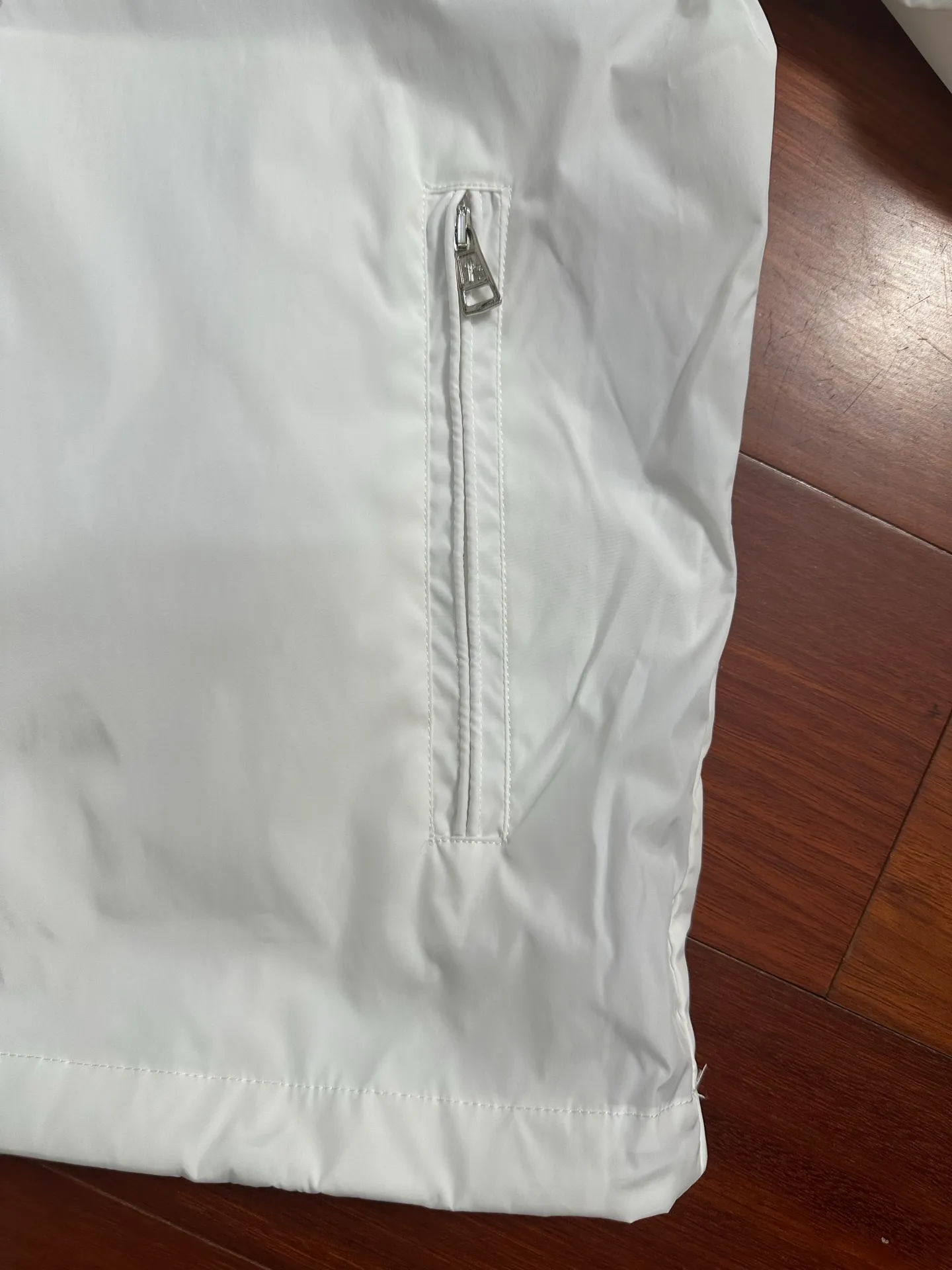 P420 💰Moncler/Moncler/Mask/Stand-collar Jacket/Water-repellent original fabric with rubberized coating for water-repellent effect, customized fabric is stiff, soft and not rigid. Non-market rubber coated kind of very hard and rigid fabric, hardware original customized logo one to one, dual chip sensor: armband, wash mark, armband pure cashmere original customized top embroidery real cashmere Cashmere label closest to the genuine product (reject fake cashmere/prevent cashmere labels from being fake at first sight) Color: White Size: M-2XL
