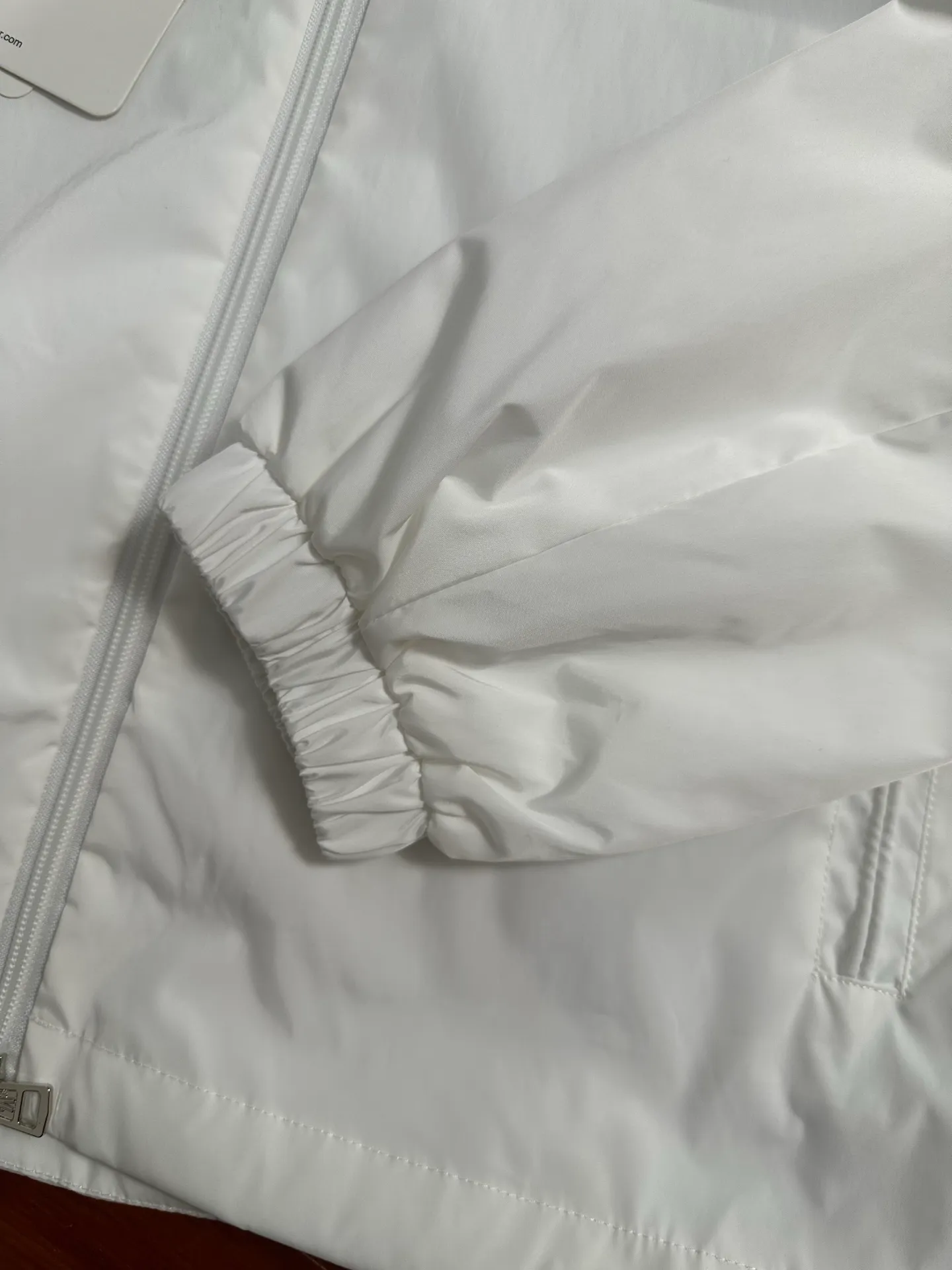 P420 💰Moncler/Moncler/Mask/Stand-collar Jacket/Water-repellent original fabric with rubberized coating for water-repellent effect, customized fabric is stiff, soft and not rigid. Non-market rubber coated kind of very hard and rigid fabric, hardware original customized logo one to one, dual chip sensor: armband, wash mark, armband pure cashmere original customized top embroidery real cashmere Cashmere label closest to the genuine product (reject fake cashmere/prevent cashmere labels from being fake at first sight) Color: White Size: M-2XL
