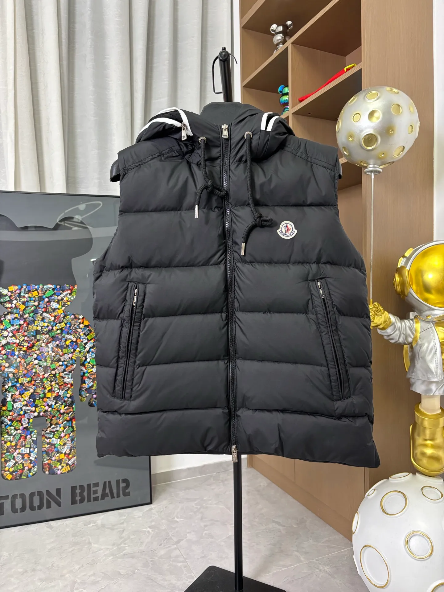 P650 Style No.: DC229# [𝐌𝐎𝐍𝐂𝐋𝐄𝐑] Hooded Hooded Down Vest with Hidden Letters Logo 90 Original Customized Hardware Accessories All Imported Original Customization Welcome to Compare Six Sizes Complete Can Wear Up to 220 Jin~ Absolutely High Quality Uses Top 90 White Duck Down Super Soft Full and Fluffy Super Heavy Industry The fabric is well-made and has a perfect fit. Note: the fabric is super comfortable. Exclusive model. Not commercially available. Same style for men and women. Color: black white. Size: 1-6 [Picture 9️⃣Size chart]