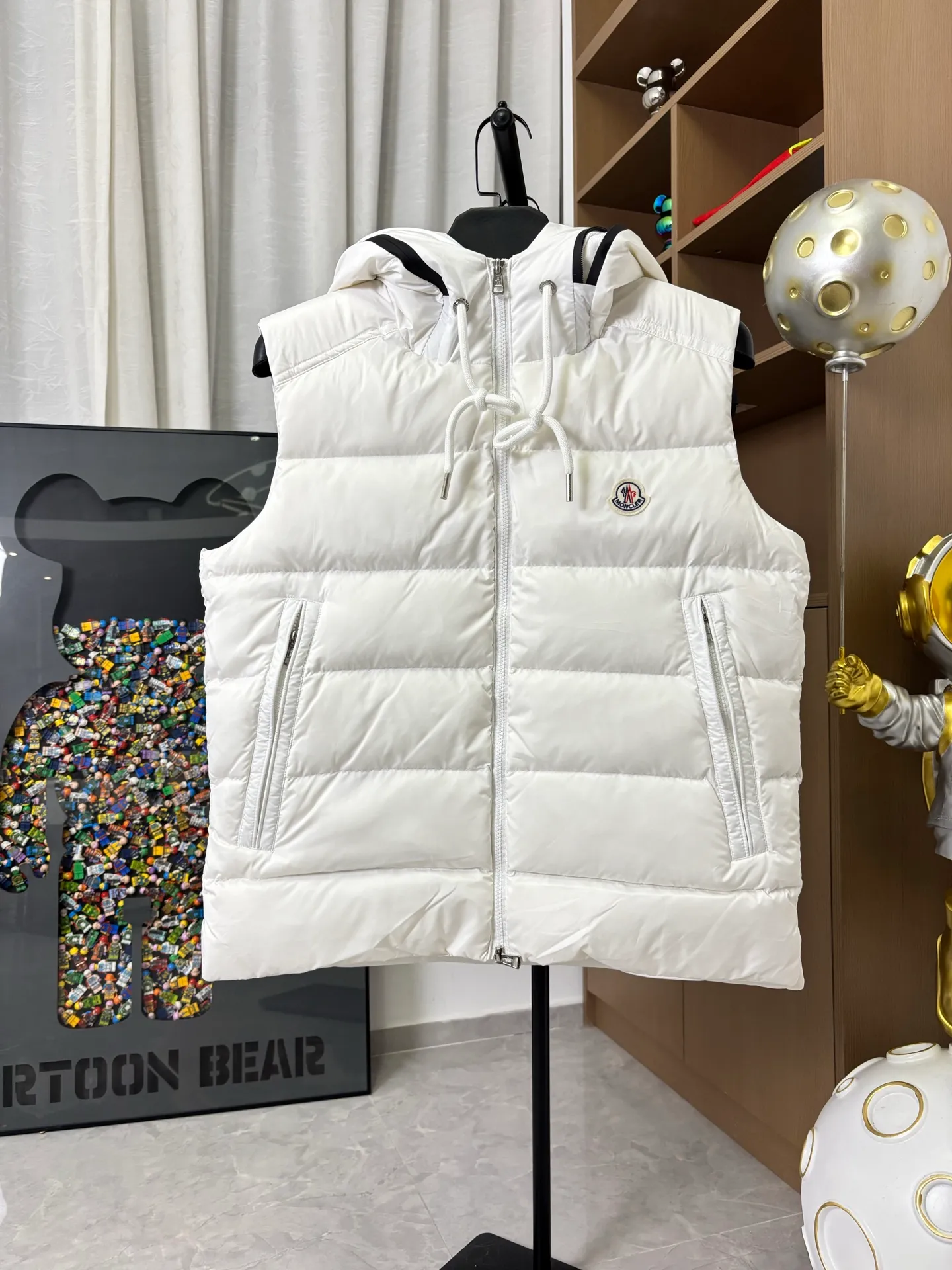 P650 Style No.: DC229# [𝐌𝐎𝐍𝐂𝐋𝐄𝐑] Hooded Hooded Down Vest with Hidden Letters Logo 90 Original Customized Hardware Accessories All Imported Original Customization Welcome to Compare Six Sizes Complete Can Wear Up to 220 Jin~ Absolutely High Quality Uses Top 90 White Duck Down Super Soft Full and Fluffy Super Heavy Industry The fabric is well-made and has a perfect fit. Note: the fabric is super comfortable. Exclusive model. Not commercially available. Same style for men and women. Color: black white. Size: 1-6 [Picture 9️⃣Size chart]