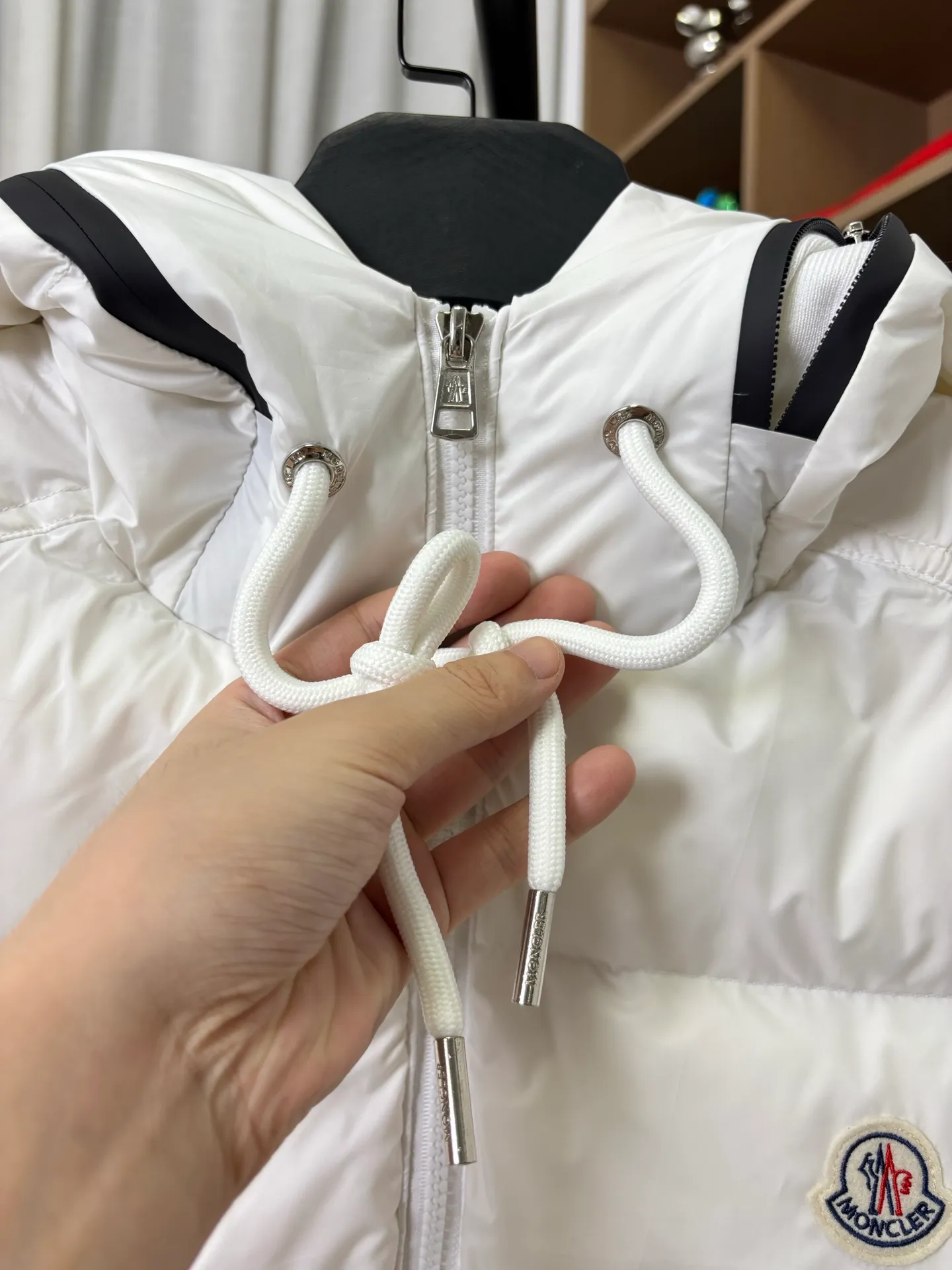P650 Style No.: DC229# [𝐌𝐎𝐍𝐂𝐋𝐄𝐑] Hooded Hooded Down Vest with Hidden Letters Logo 90 Original Customized Hardware Accessories All Imported Original Customization Welcome to Compare Six Sizes Complete Can Wear Up to 220 Jin~ Absolutely High Quality Uses Top 90 White Duck Down Super Soft Full and Fluffy Super Heavy Industry The fabric is well-made and has a perfect fit. Note: the fabric is super comfortable. Exclusive model. Not commercially available. Same style for men and women. Color: black white. Size: 1-6 [Picture 9️⃣Size chart]