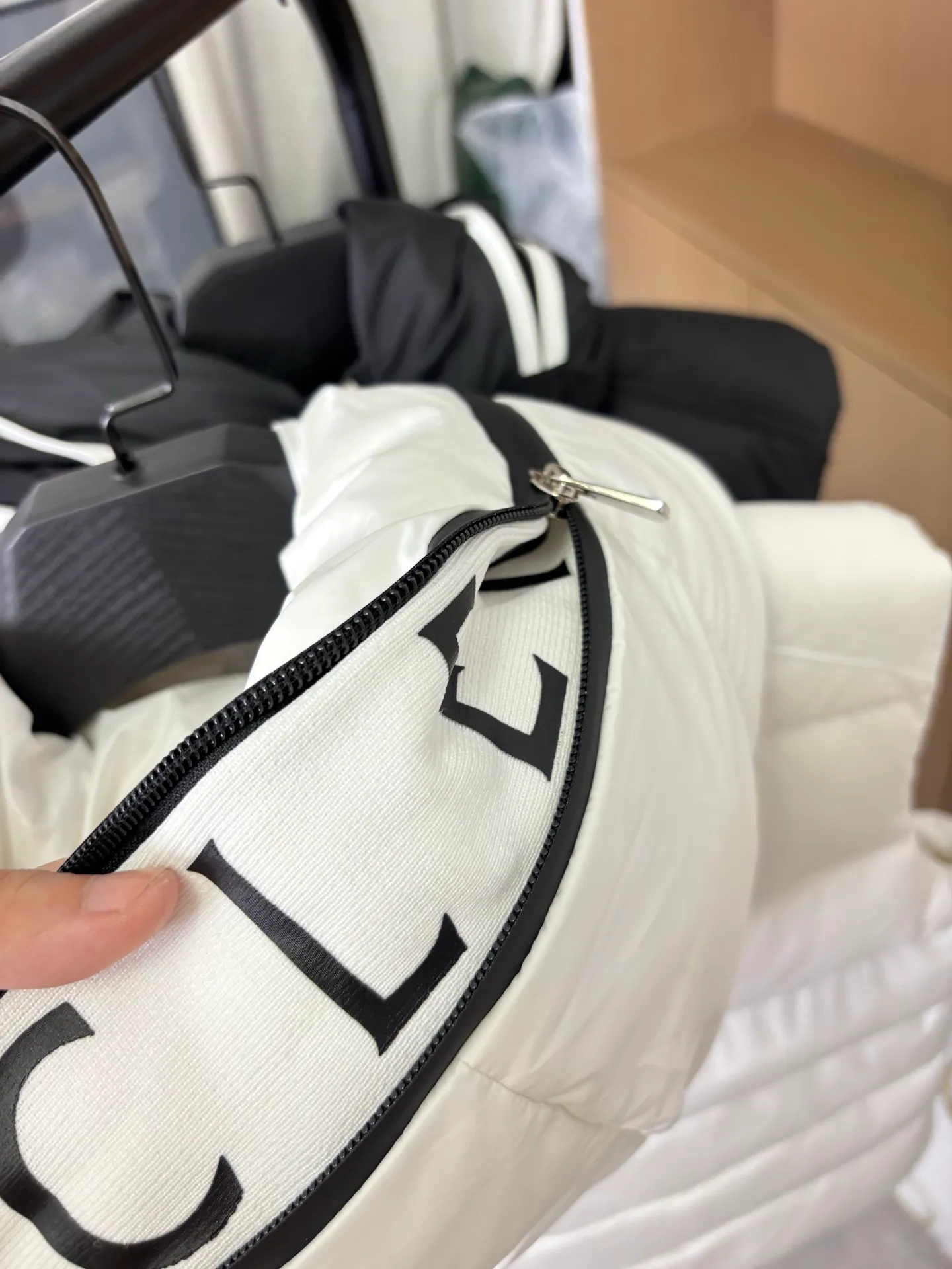 P650 Style No.: DC229# [𝐌𝐎𝐍𝐂𝐋𝐄𝐑] Hooded Hooded Down Vest with Hidden Letters Logo 90 Original Customized Hardware Accessories All Imported Original Customization Welcome to Compare Six Sizes Complete Can Wear Up to 220 Jin~ Absolutely High Quality Uses Top 90 White Duck Down Super Soft Full and Fluffy Super Heavy Industry The fabric is well-made and has a perfect fit. Note: the fabric is super comfortable. Exclusive model. Not commercially available. Same style for men and women. Color: black white. Size: 1-6 [Picture 9️⃣Size chart]