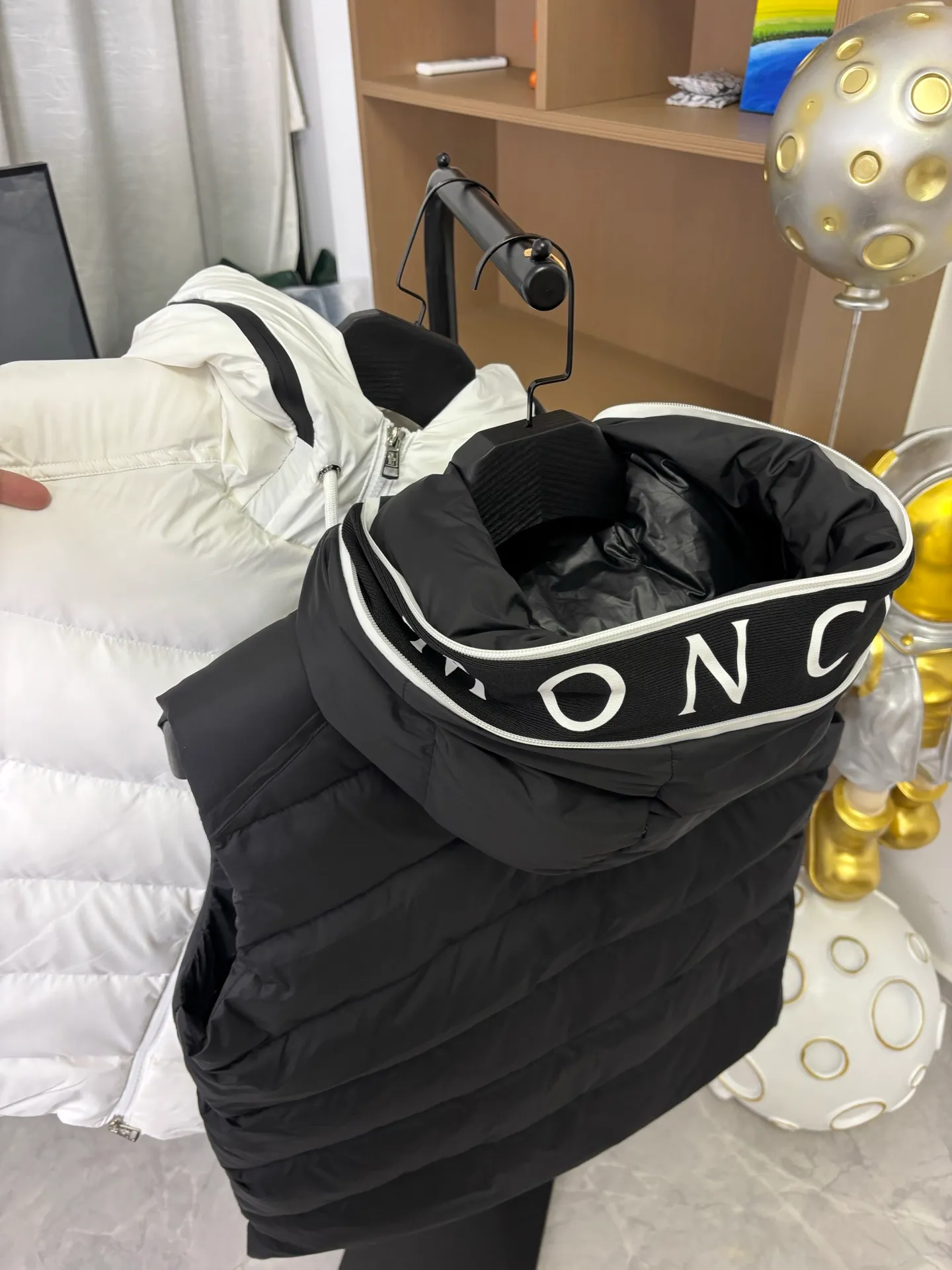 P650 Style No.: DC229# [𝐌𝐎𝐍𝐂𝐋𝐄𝐑] Hooded Hooded Down Vest with Hidden Letters Logo 90 Original Customized Hardware Accessories All Imported Original Customization Welcome to Compare Six Sizes Complete Can Wear Up to 220 Jin~ Absolutely High Quality Uses Top 90 White Duck Down Super Soft Full and Fluffy Super Heavy Industry The fabric is well-made and has a perfect fit. Note: the fabric is super comfortable. Exclusive model. Not commercially available. Same style for men and women. Color: black white. Size: 1-6 [Picture 9️⃣Size chart]