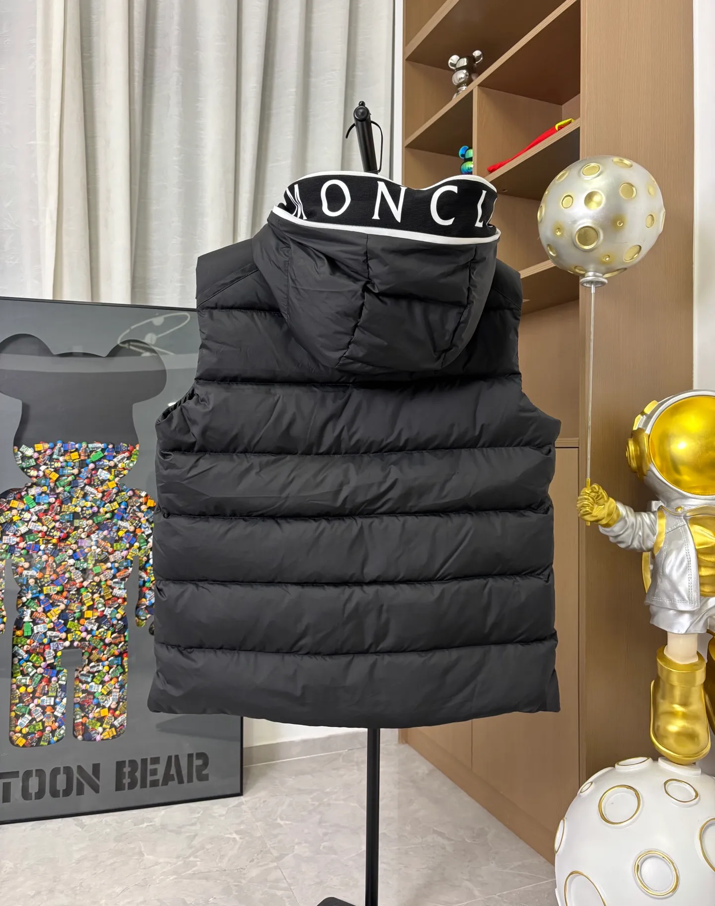 P650 Style No.: DC229# [𝐌𝐎𝐍𝐂𝐋𝐄𝐑] Hooded Hooded Down Vest with Hidden Letters Logo 90 Original Customized Hardware Accessories All Imported Original Customization Welcome to Compare Six Sizes Complete Can Wear Up to 220 Jin~ Absolutely High Quality Uses Top 90 White Duck Down Super Soft Full and Fluffy Super Heavy Industry The fabric is well-made and has a perfect fit. Note: the fabric is super comfortable. Exclusive model. Not commercially available. Same style for men and women. Color: black white. Size: 1-6 [Picture 9️⃣Size chart]