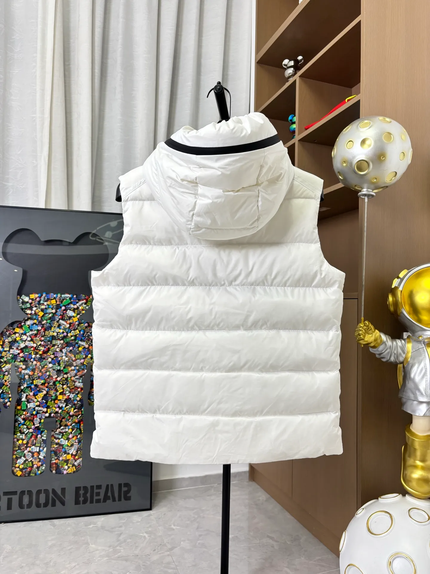 P650 Style No.: DC229# [𝐌𝐎𝐍𝐂𝐋𝐄𝐑] Hooded Hooded Down Vest with Hidden Letters Logo 90 Original Customized Hardware Accessories All Imported Original Customization Welcome to Compare Six Sizes Complete Can Wear Up to 220 Jin~ Absolutely High Quality Uses Top 90 White Duck Down Super Soft Full and Fluffy Super Heavy Industry The fabric is well-made and has a perfect fit. Note: the fabric is super comfortable. Exclusive model. Not commercially available. Same style for men and women. Color: black white. Size: 1-6 [Picture 9️⃣Size chart]