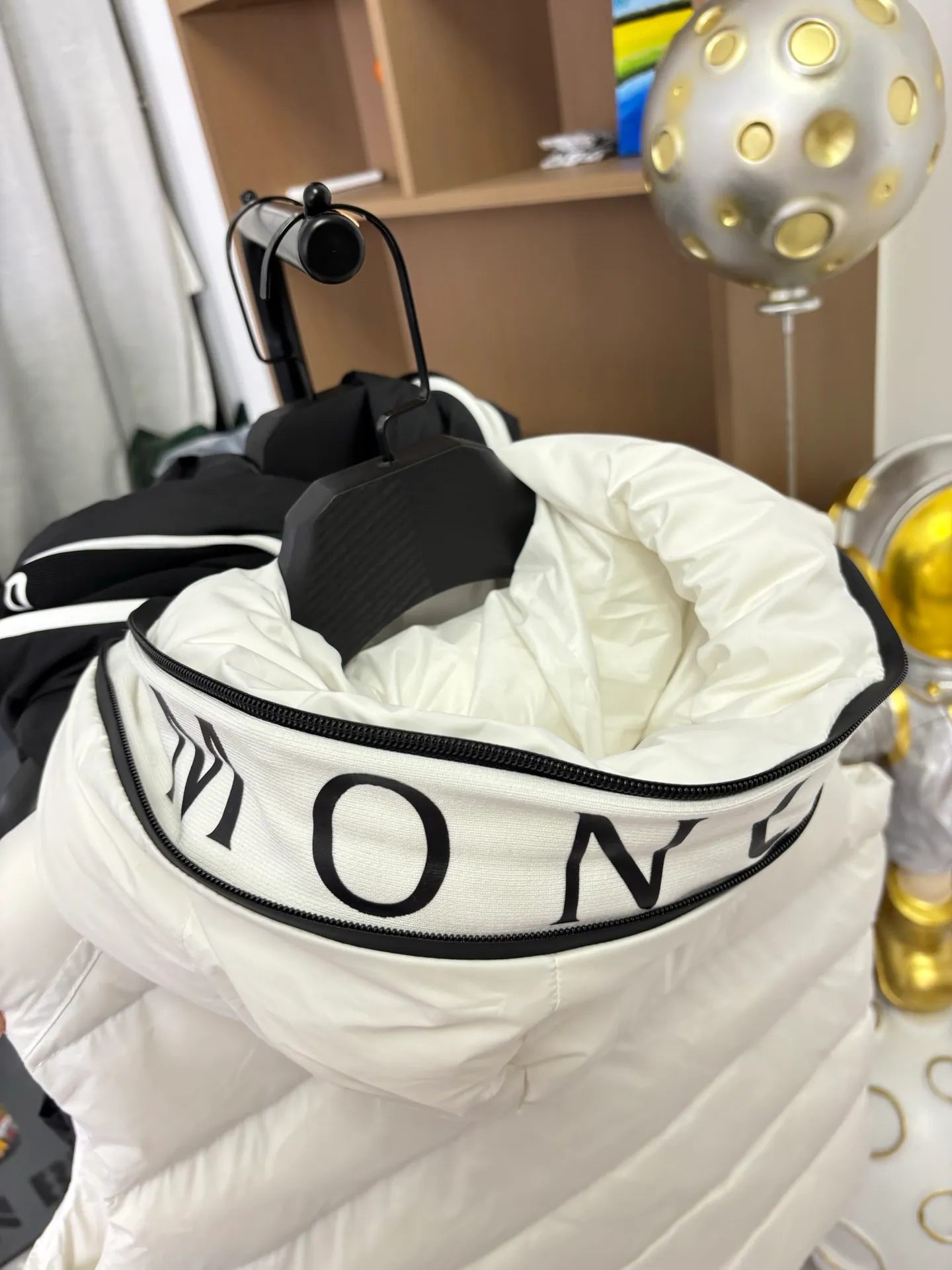 P650 Style No.: DC229# [𝐌𝐎𝐍𝐂𝐋𝐄𝐑] Hooded Hooded Down Vest with Hidden Letters Logo 90 Original Customized Hardware Accessories All Imported Original Customization Welcome to Compare Six Sizes Complete Can Wear Up to 220 Jin~ Absolutely High Quality Uses Top 90 White Duck Down Super Soft Full and Fluffy Super Heavy Industry The fabric is well-made and has a perfect fit. Note: the fabric is super comfortable. Exclusive model. Not commercially available. Same style for men and women. Color: black white. Size: 1-6 [Picture 9️⃣Size chart]