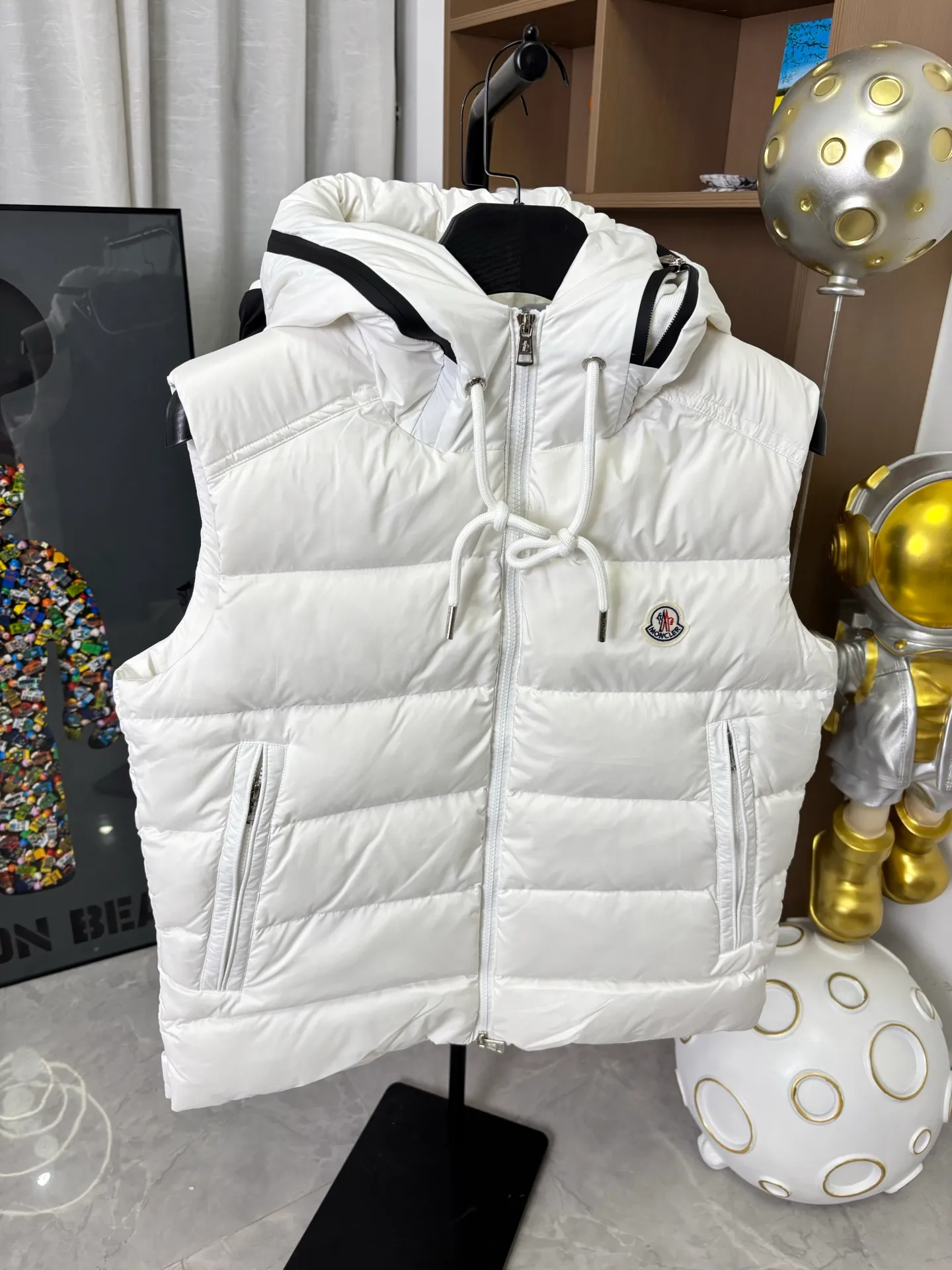 P650 Style No.: DC229# [𝐌𝐎𝐍𝐂𝐋𝐄𝐑] Hooded Hooded Down Vest with Hidden Letters Logo 90 Original Customized Hardware Accessories All Imported Original Customization Welcome to Compare Six Sizes Complete Can Wear Up to 220 Jin~ Absolutely High Quality Uses Top 90 White Duck Down Super Soft Full and Fluffy Super Heavy Industry The fabric is well-made and has a perfect fit. Note: the fabric is super comfortable. Exclusive model. Not commercially available. Same style for men and women. Color: black white. Size: 1-6 [Picture 9️⃣Size chart]