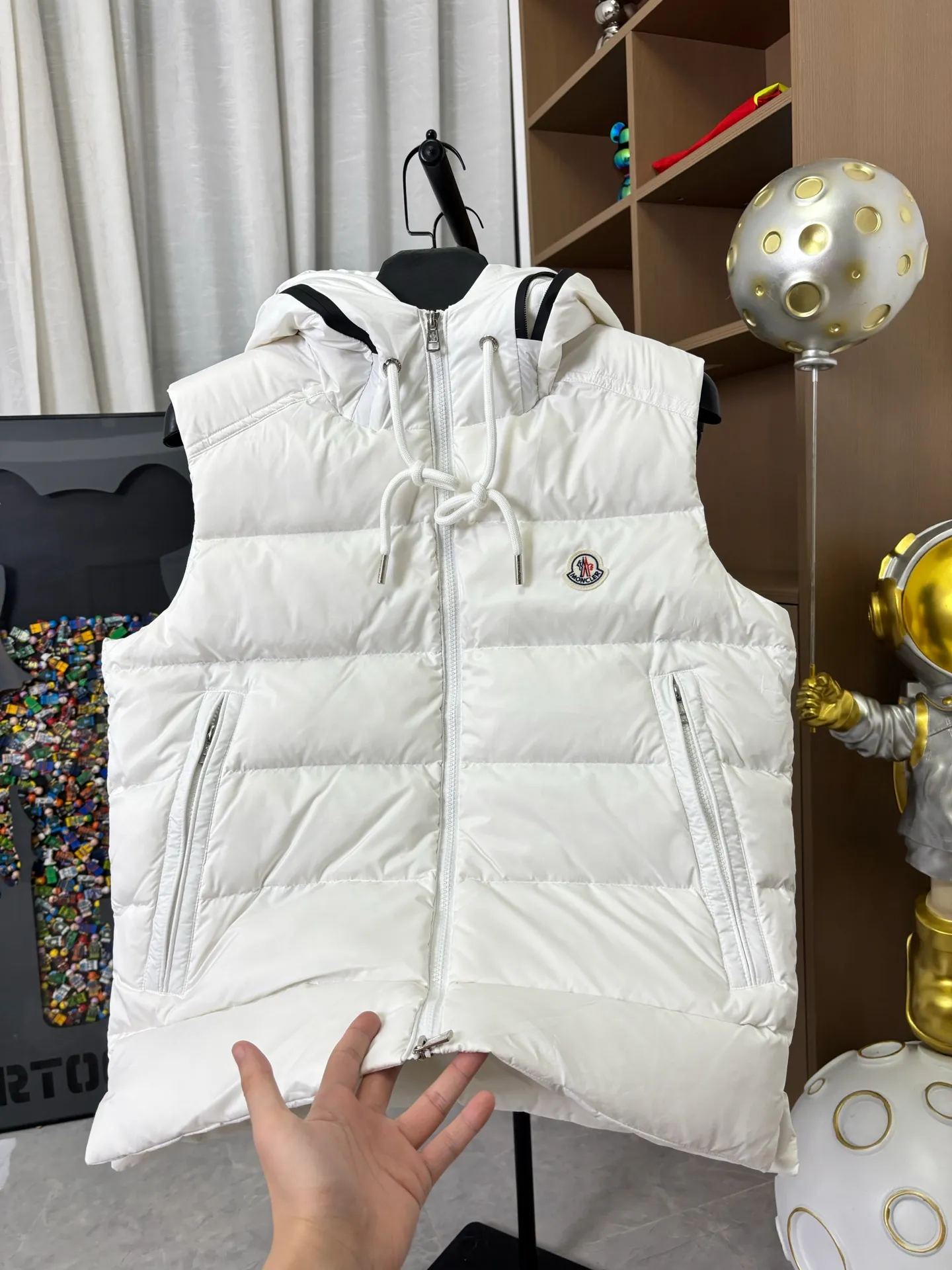 P650 Style No.: DC229# [𝐌𝐎𝐍𝐂𝐋𝐄𝐑] Hooded Hooded Down Vest with Hidden Letters Logo 90 Original Customized Hardware Accessories All Imported Original Customization Welcome to Compare Six Sizes Complete Can Wear Up to 220 Jin~ Absolutely High Quality Uses Top 90 White Duck Down Super Soft Full and Fluffy Super Heavy Industry The fabric is well-made and has a perfect fit. Note: the fabric is super comfortable. Exclusive model. Not commercially available. Same style for men and women. Color: black white. Size: 1-6 [Picture 9️⃣Size chart]