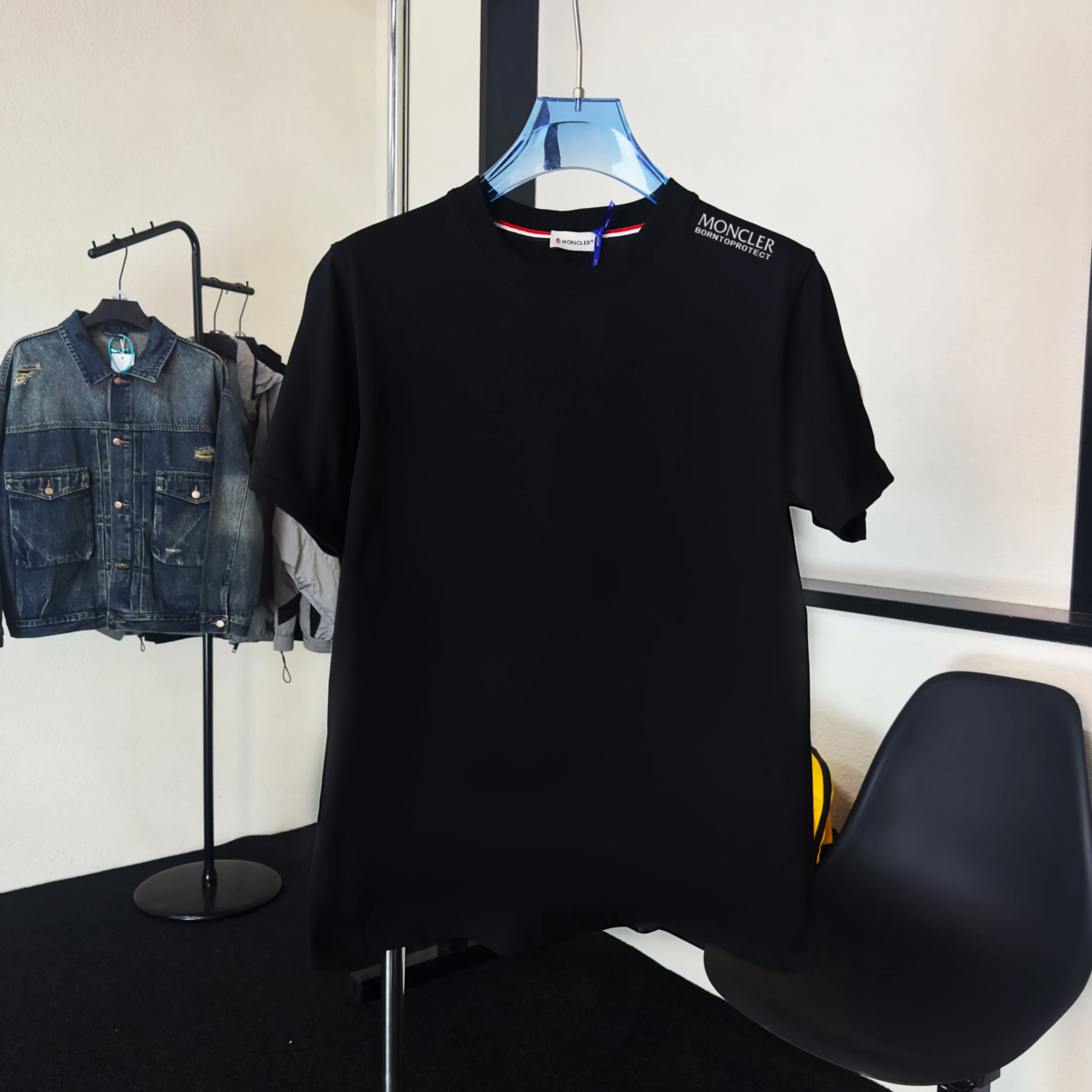 P140 💰Upgraded version "Mobile phone smart sensor ~ NFC chip armband ~ direct access to the official website for anti-counterfeiting" "Moncler ~ Mouth Mouth" 2025 new high-quality round neck short-sleeved T-shirt. The cuffs have imported embroidered labels. Customized dyeing, very comfortable to touch. Super versatile and good-looking short-sleeved. Complete with three labels. Non-market ordinary version. Feel free to compare. Quality is absolutely guaranteed! ‼ First of all, this original fabric is all custom-woven with 32-count double yarn fabric, 250G, and the weight is the same‼ Fine workmanship, double waistcoat method, double waistcoat method, double waistcoat method makes the whole dress more three-dimensional, which is not a craft that ordinary T-shirts can achieve🤪 Size: S-M-L-XL-2XL Color: black, white, apricot, same style for men and women