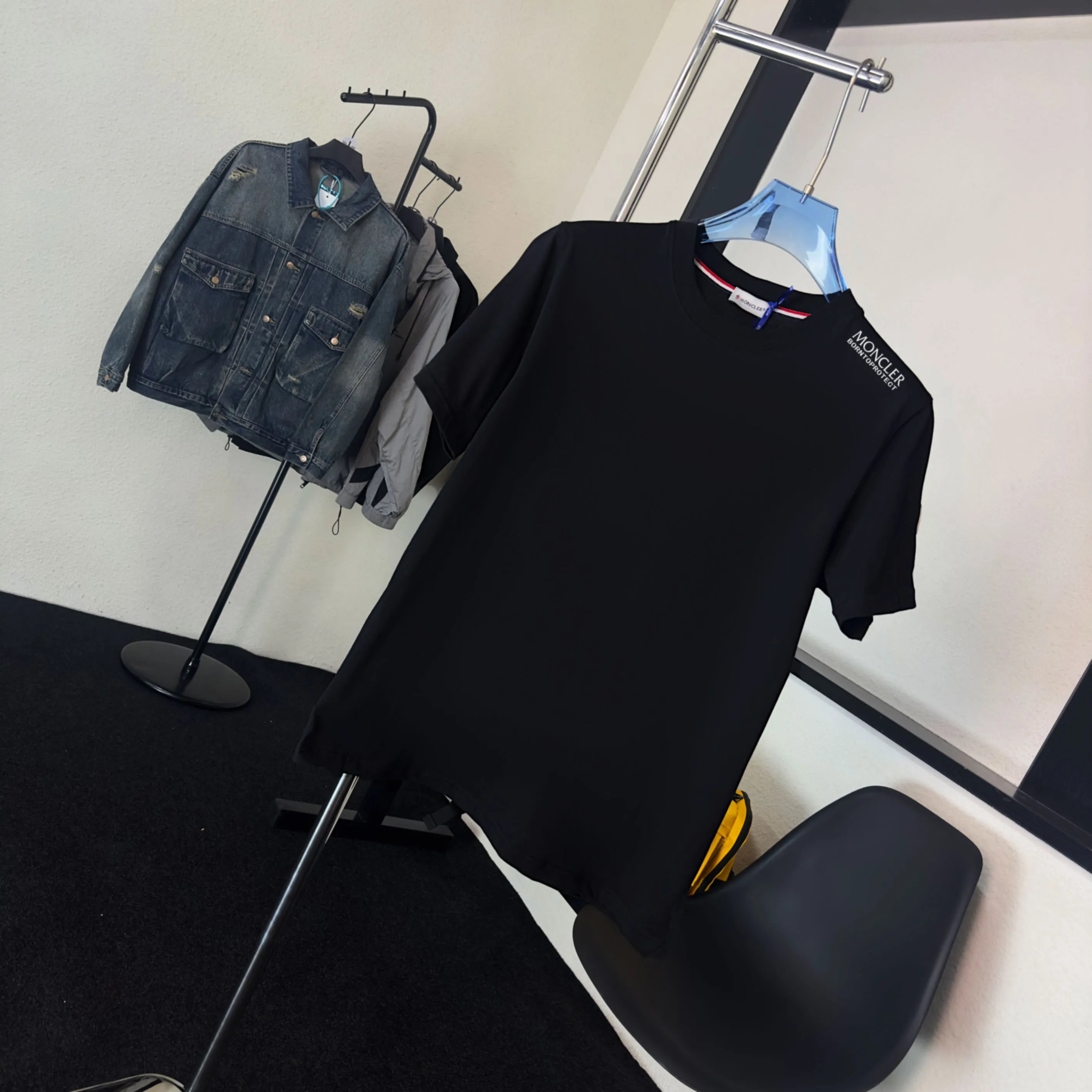 P140 💰Upgraded version "Mobile phone smart sensor ~ NFC chip armband ~ direct access to the official website for anti-counterfeiting" "Moncler ~ Mouth Mouth" 2025 new high-quality round neck short-sleeved T-shirt. The cuffs have imported embroidered labels. Customized dyeing, very comfortable to touch. Super versatile and good-looking short-sleeved. Complete with three labels. Non-market ordinary version. Feel free to compare. Quality is absolutely guaranteed! ‼ First of all, this original fabric is all custom-woven with 32-count double yarn fabric, 250G, and the weight is the same‼ Fine workmanship, double waistcoat method, double waistcoat method, double waistcoat method makes the whole dress more three-dimensional, which is not a craft that ordinary T-shirts can achieve🤪 Size: S-M-L-XL-2XL Color: black, white, apricot, same style for men and women
