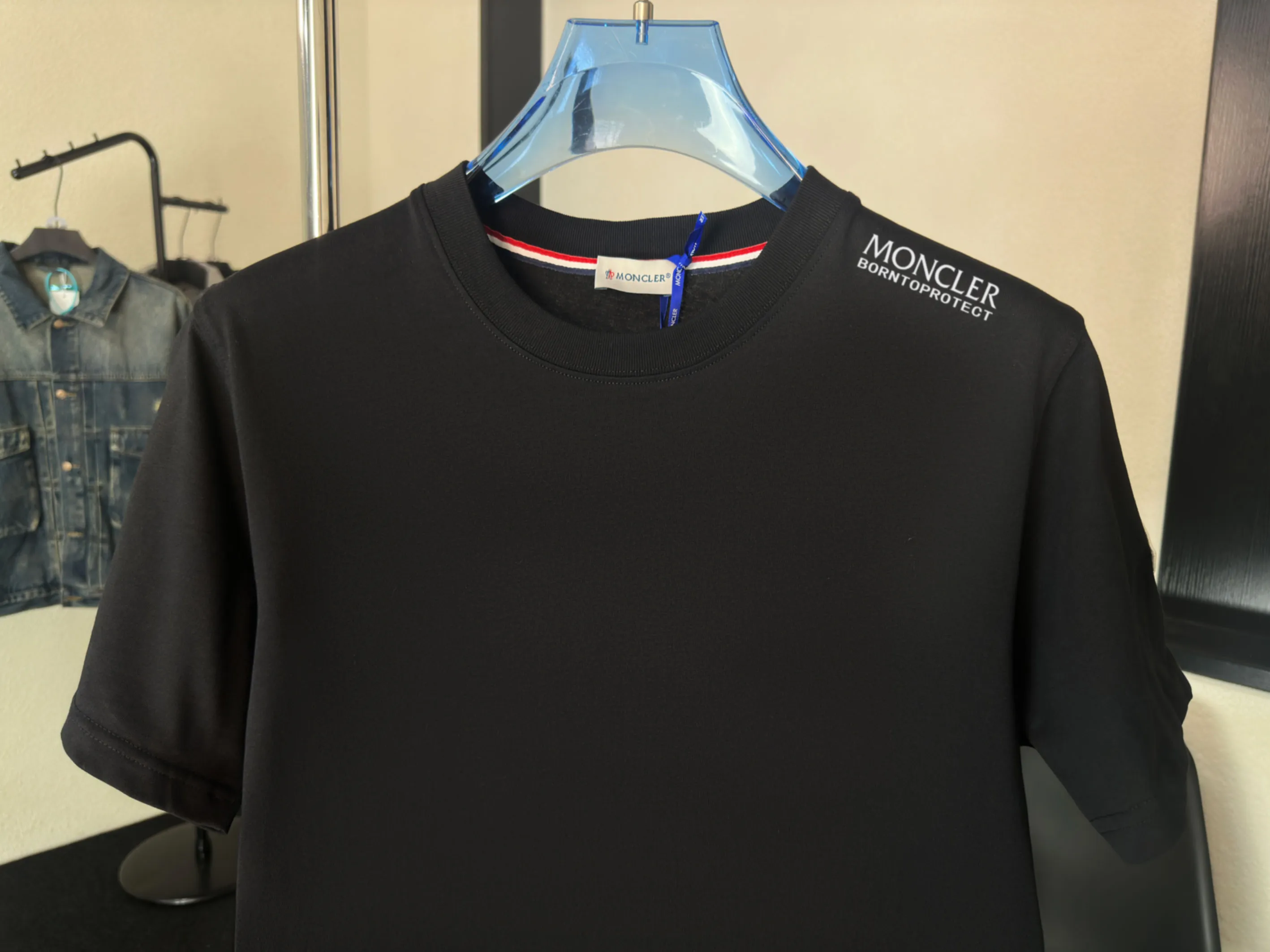 P140 💰Upgraded version "Mobile phone smart sensor ~ NFC chip armband ~ direct access to the official website for anti-counterfeiting" "Moncler ~ Mouth Mouth" 2025 new high-quality round neck short-sleeved T-shirt. The cuffs have imported embroidered labels. Customized dyeing, very comfortable to touch. Super versatile and good-looking short-sleeved. Complete with three labels. Non-market ordinary version. Feel free to compare. Quality is absolutely guaranteed! ‼ First of all, this original fabric is all custom-woven with 32-count double yarn fabric, 250G, and the weight is the same‼ Fine workmanship, double waistcoat method, double waistcoat method, double waistcoat method makes the whole dress more three-dimensional, which is not a craft that ordinary T-shirts can achieve🤪 Size: S-M-L-XL-2XL Color: black, white, apricot, same style for men and women