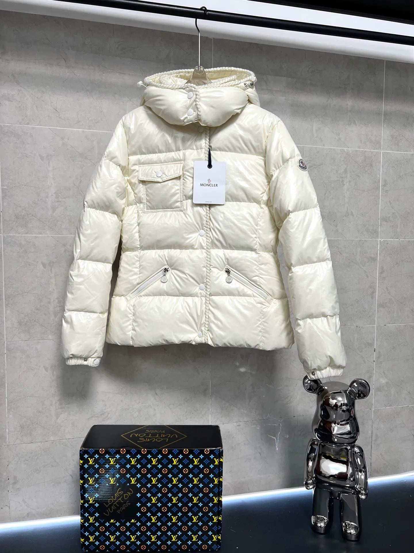P900 Moncler Mouth GLAREINS Small Waist Hooded Floral Trimmed Small Waist Small Pocket Down Jacket The upgraded version of the small waist UP!! It is still a super slim waist style, with no-wash imitation wax leather fabric, and the brim collar and placket are matched with the same color twist braid design, which is full of elegance and suitable for various exquisite styles. A full set of hardware accessories, customized color matching snap buttons and sliders, 90 velvet filling. White Moonlight among the hottest items! Color: Black White Blue Red Size: 0123