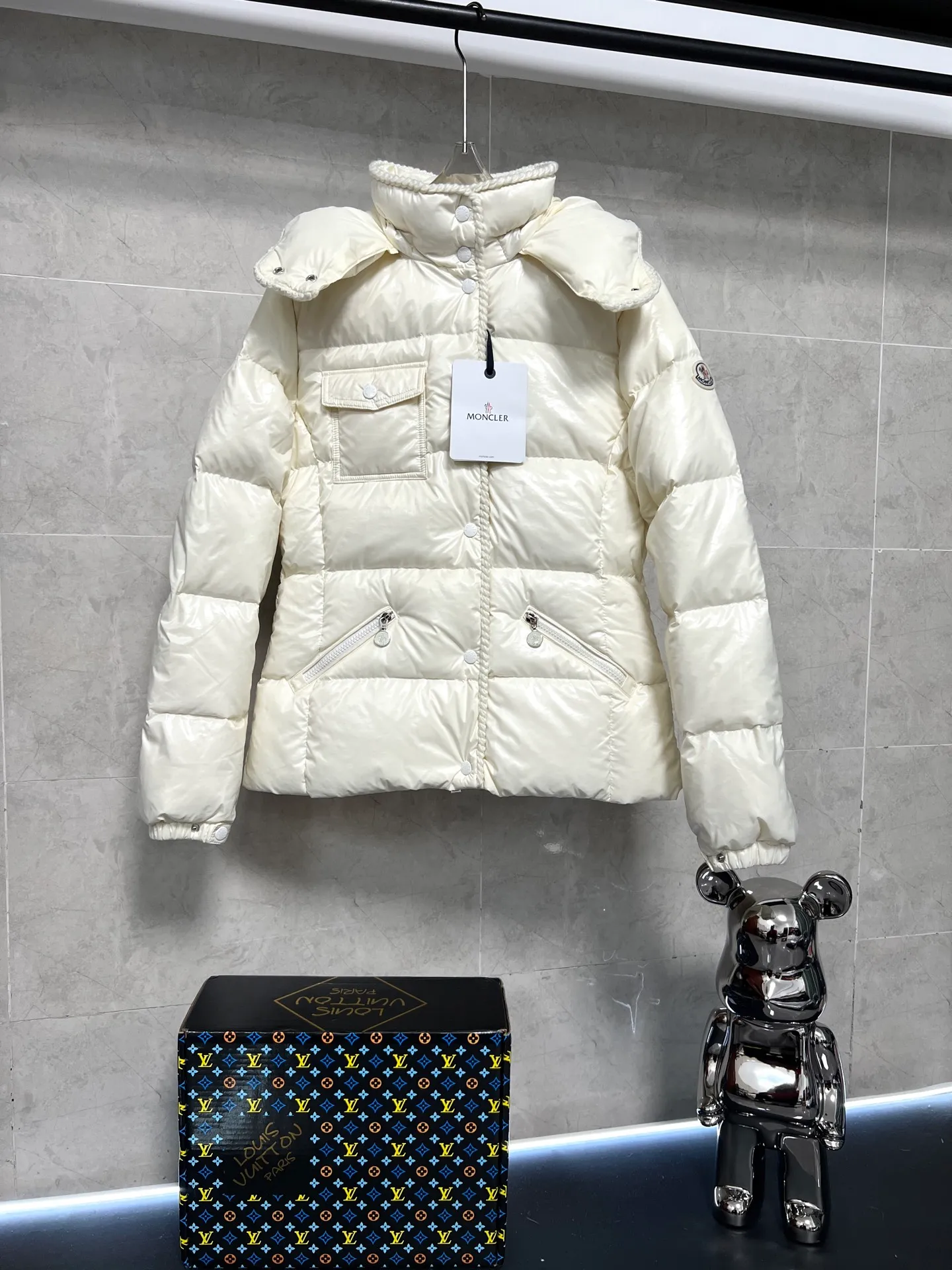 P900 Moncler Mouth GLAREINS Small Waist Hooded Floral Trimmed Small Waist Small Pocket Down Jacket The upgraded version of the small waist UP!! It is still a super slim waist style, with no-wash imitation wax leather fabric, and the brim collar and placket are matched with the same color twist braid design, which is full of elegance and suitable for various exquisite styles. A full set of hardware accessories, customized color matching snap buttons and sliders, 90 velvet filling. White Moonlight among the hottest items! Color: Black White Blue Red Size: 0123
