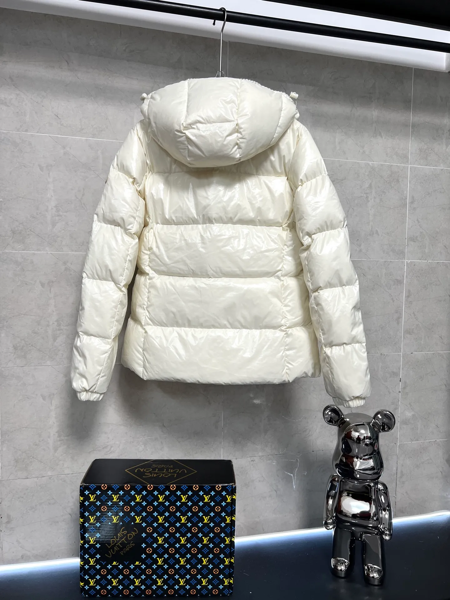 P900 Moncler Mouth GLAREINS Small Waist Hooded Floral Trimmed Small Waist Small Pocket Down Jacket The upgraded version of the small waist UP!! It is still a super slim waist style, with no-wash imitation wax leather fabric, and the brim collar and placket are matched with the same color twist braid design, which is full of elegance and suitable for various exquisite styles. A full set of hardware accessories, customized color matching snap buttons and sliders, 90 velvet filling. White Moonlight among the hottest items! Color: Black White Blue Red Size: 0123