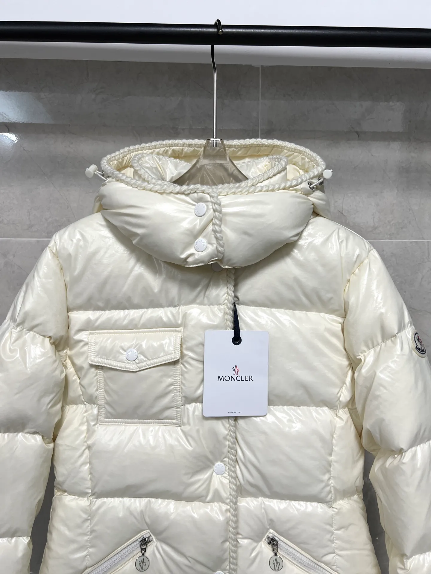 P900 Moncler Mouth GLAREINS Small Waist Hooded Floral Trimmed Small Waist Small Pocket Down Jacket The upgraded version of the small waist UP!! It is still a super slim waist style, with no-wash imitation wax leather fabric, and the brim collar and placket are matched with the same color twist braid design, which is full of elegance and suitable for various exquisite styles. A full set of hardware accessories, customized color matching snap buttons and sliders, 90 velvet filling. White Moonlight among the hottest items! Color: Black White Blue Red Size: 0123
