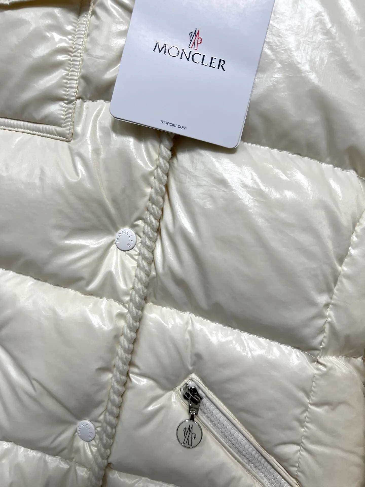 P900 Moncler Mouth GLAREINS Small Waist Hooded Floral Trimmed Small Waist Small Pocket Down Jacket The upgraded version of the small waist UP!! It is still a super slim waist style, with no-wash imitation wax leather fabric, and the brim collar and placket are matched with the same color twist braid design, which is full of elegance and suitable for various exquisite styles. A full set of hardware accessories, customized color matching snap buttons and sliders, 90 velvet filling. White Moonlight among the hottest items! Color: Black White Blue Red Size: 0123