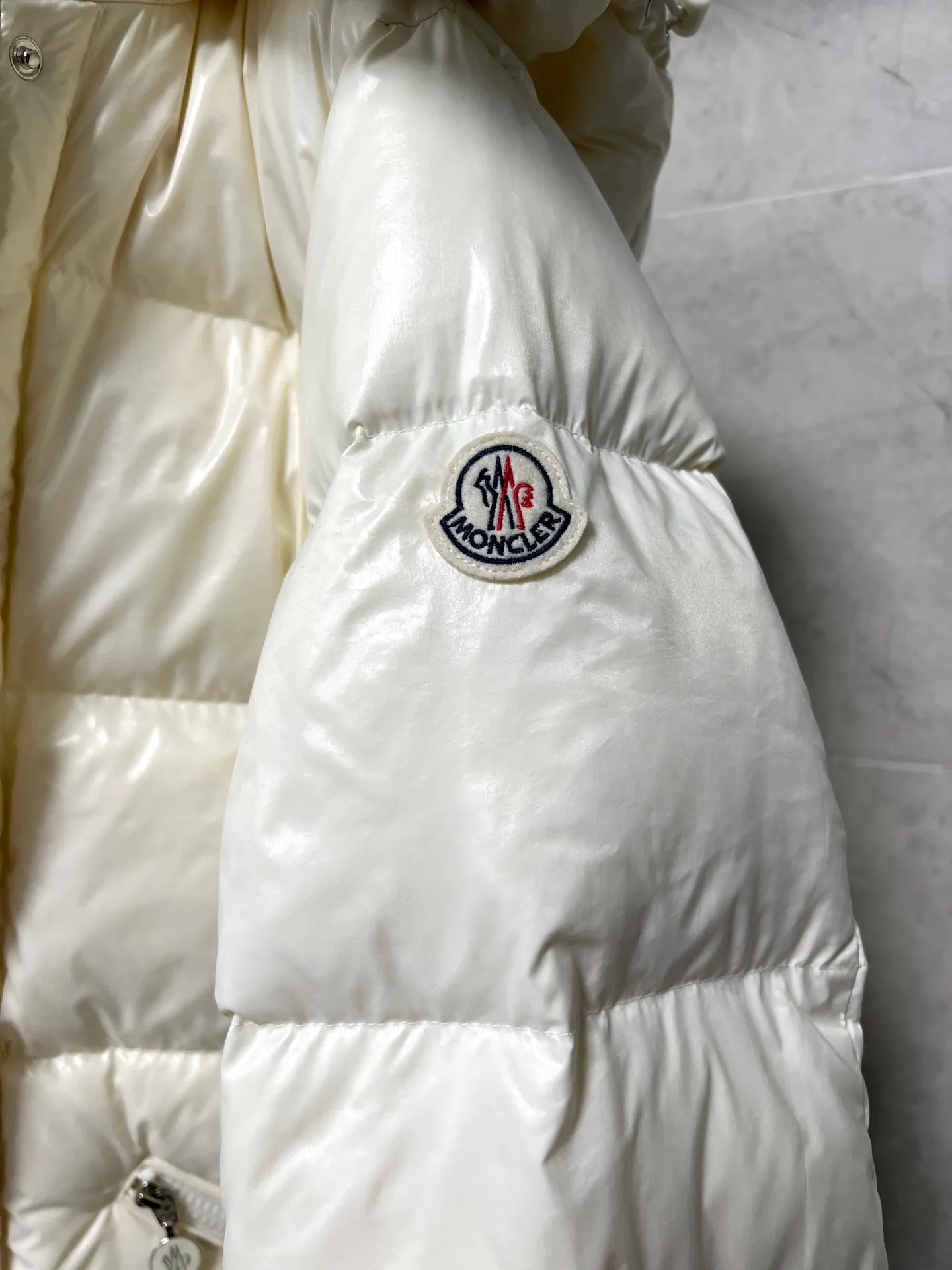 P900 Moncler Mouth GLAREINS Small Waist Hooded Floral Trimmed Small Waist Small Pocket Down Jacket The upgraded version of the small waist UP!! It is still a super slim waist style, with no-wash imitation wax leather fabric, and the brim collar and placket are matched with the same color twist braid design, which is full of elegance and suitable for various exquisite styles. A full set of hardware accessories, customized color matching snap buttons and sliders, 90 velvet filling. White Moonlight among the hottest items! Color: Black White Blue Red Size: 0123