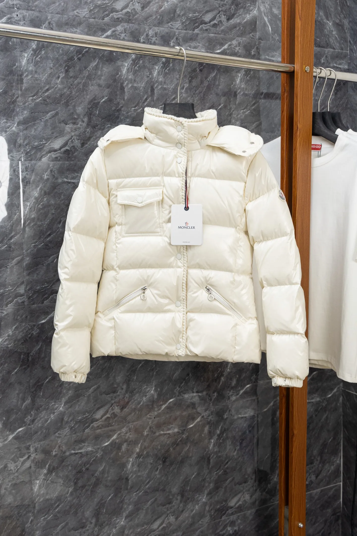 P900 Model No. J0177 MONCLER 25 high-definition woven hooded short down jacket. Uses 340 grams of down filling. Clear threading. Uses 10,000-needle embroidery. Original order customization 1:1 with smooth and delicate lines. Better texture. Not easy to deform, not easy to shrink, not easy to fade. Maintains long-lasting beauty. Color: Black, Milky White, Haze Blue, Size S-XL