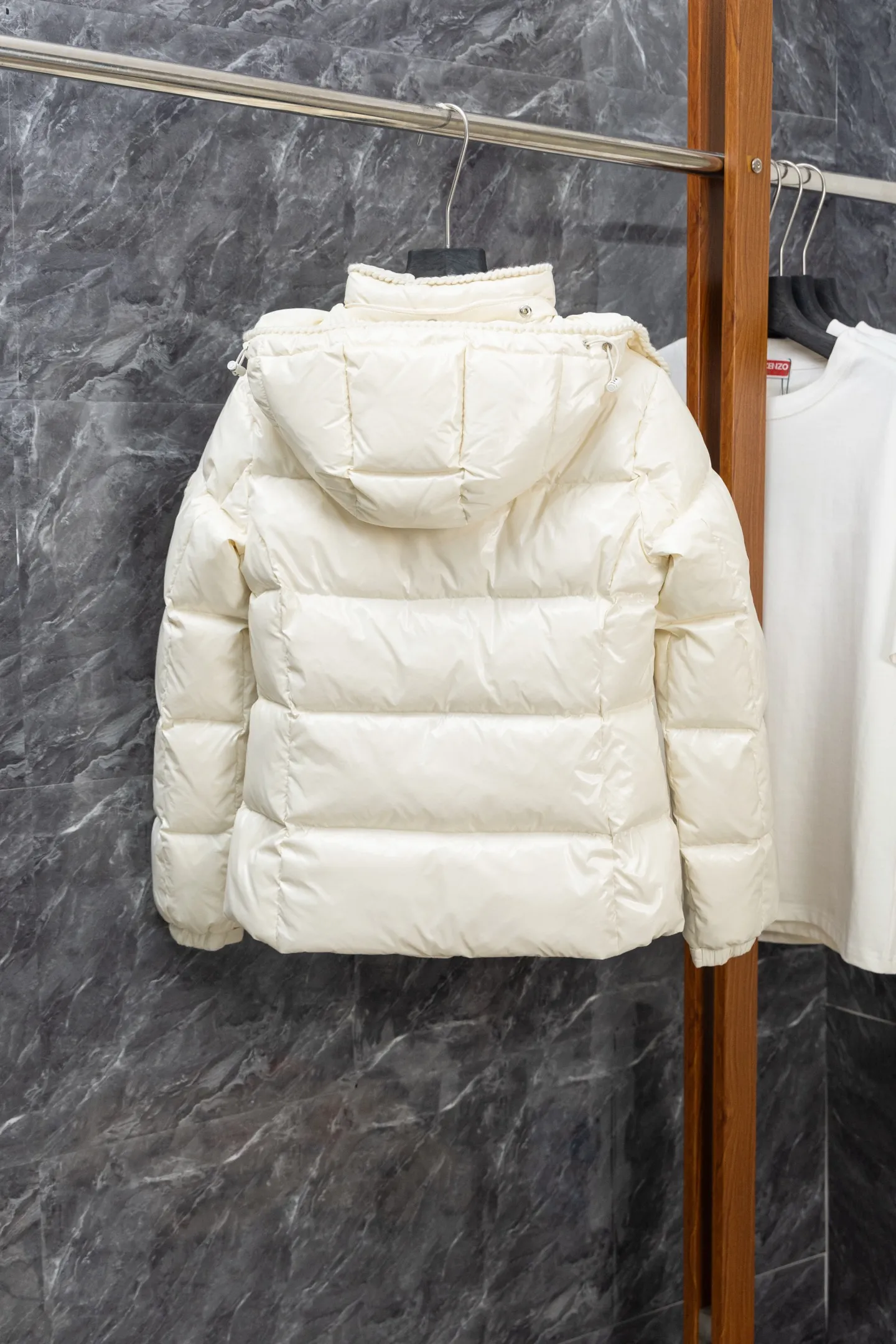 P900 Model No. J0177 MONCLER 25 high-definition woven hooded short down jacket. Uses 340 grams of down filling. Clear threading. Uses 10,000-needle embroidery. Original order customization 1:1 with smooth and delicate lines. Better texture. Not easy to deform, not easy to shrink, not easy to fade. Maintains long-lasting beauty. Color: Black, Milky White, Haze Blue, Size S-XL