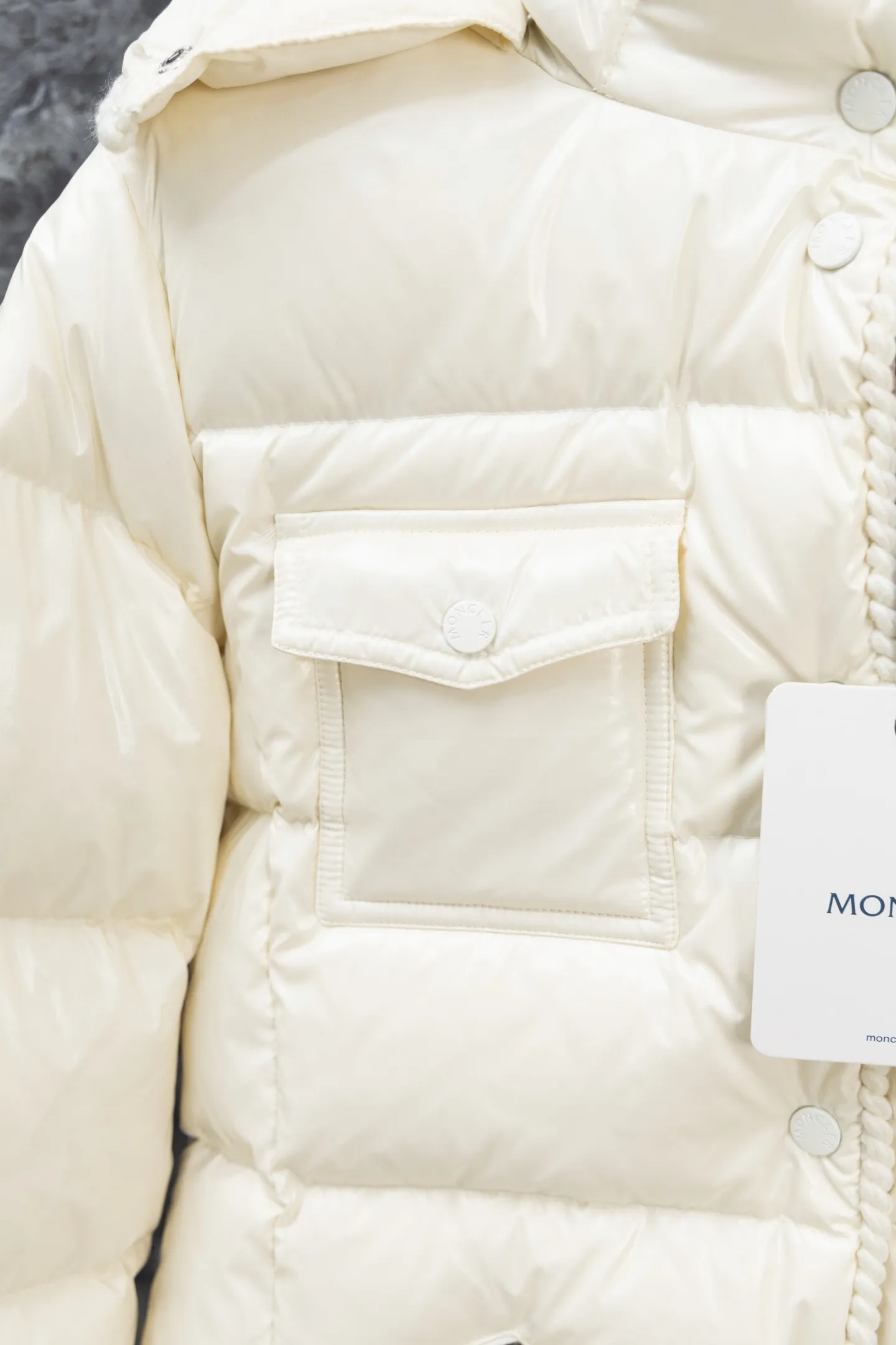 P900 Model No. J0177 MONCLER 25 high-definition woven hooded short down jacket. Uses 340 grams of down filling. Clear threading. Uses 10,000-needle embroidery. Original order customization 1:1 with smooth and delicate lines. Better texture. Not easy to deform, not easy to shrink, not easy to fade. Maintains long-lasting beauty. Color: Black, Milky White, Haze Blue, Size S-XL