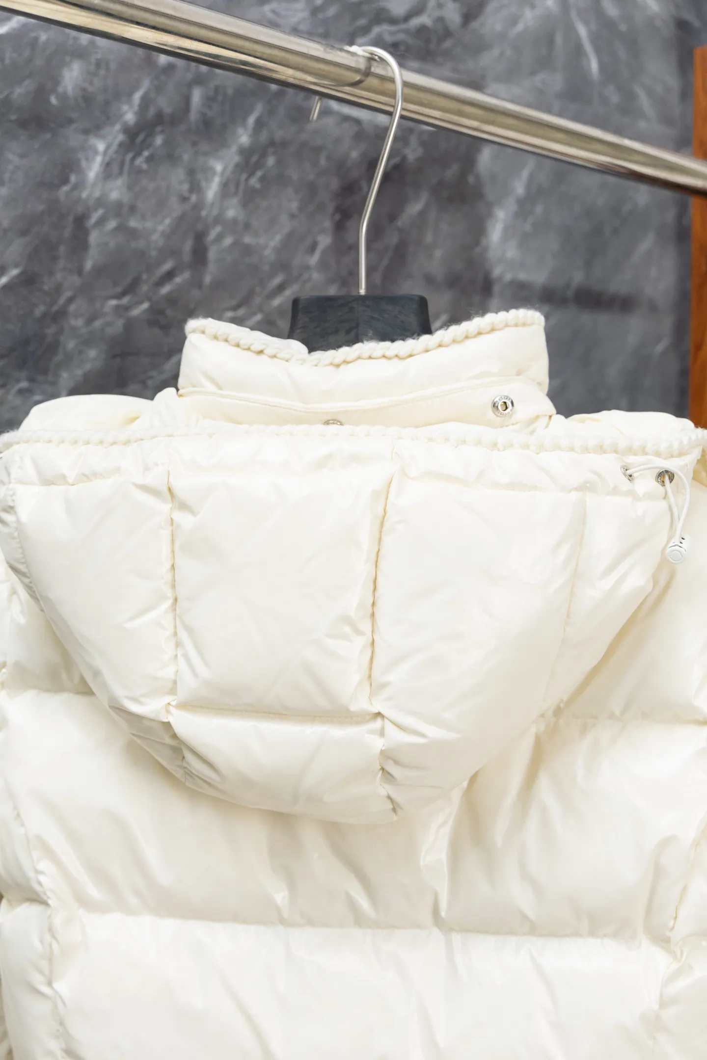 P900 Model No. J0177 MONCLER 25 high-definition woven hooded short down jacket. Uses 340 grams of down filling. Clear threading. Uses 10,000-needle embroidery. Original order customization 1:1 with smooth and delicate lines. Better texture. Not easy to deform, not easy to shrink, not easy to fade. Maintains long-lasting beauty. Color: Black, Milky White, Haze Blue, Size S-XL