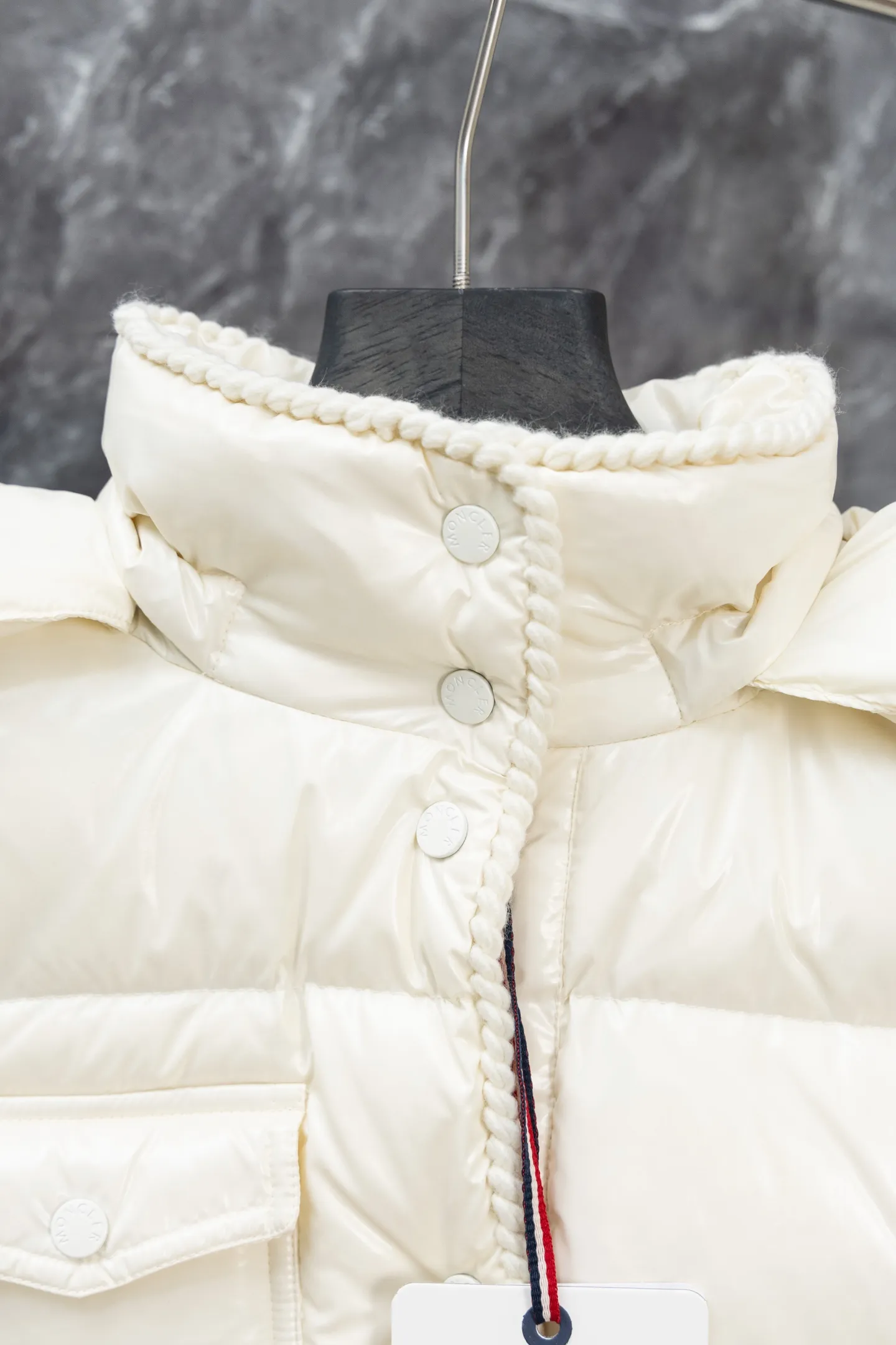 P900 Model No. J0177 MONCLER 25 high-definition woven hooded short down jacket. Uses 340 grams of down filling. Clear threading. Uses 10,000-needle embroidery. Original order customization 1:1 with smooth and delicate lines. Better texture. Not easy to deform, not easy to shrink, not easy to fade. Maintains long-lasting beauty. Color: Black, Milky White, Haze Blue, Size S-XL