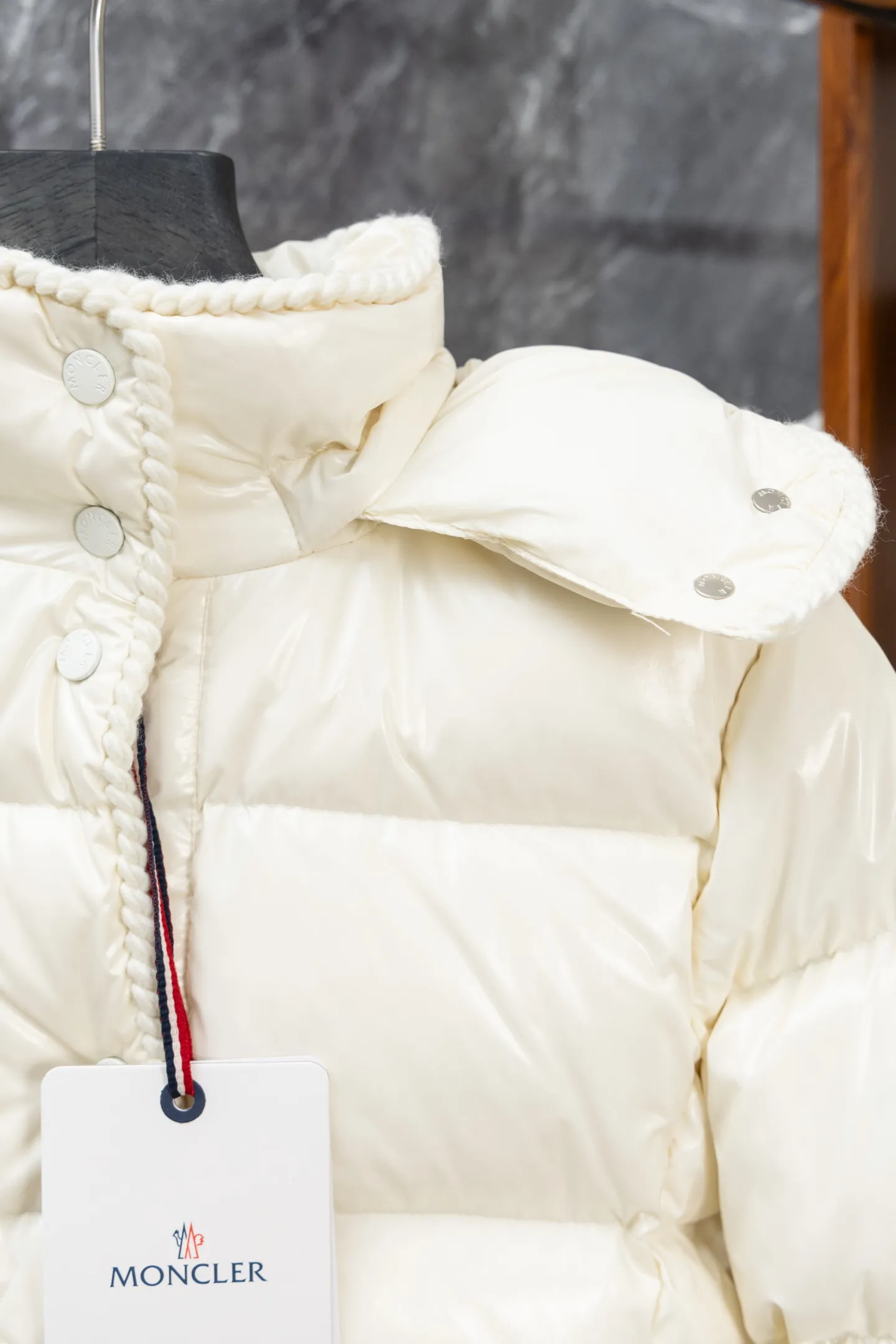 P900 Model No. J0177 MONCLER 25 high-definition woven hooded short down jacket. Uses 340 grams of down filling. Clear threading. Uses 10,000-needle embroidery. Original order customization 1:1 with smooth and delicate lines. Better texture. Not easy to deform, not easy to shrink, not easy to fade. Maintains long-lasting beauty. Color: Black, Milky White, Haze Blue, Size S-XL