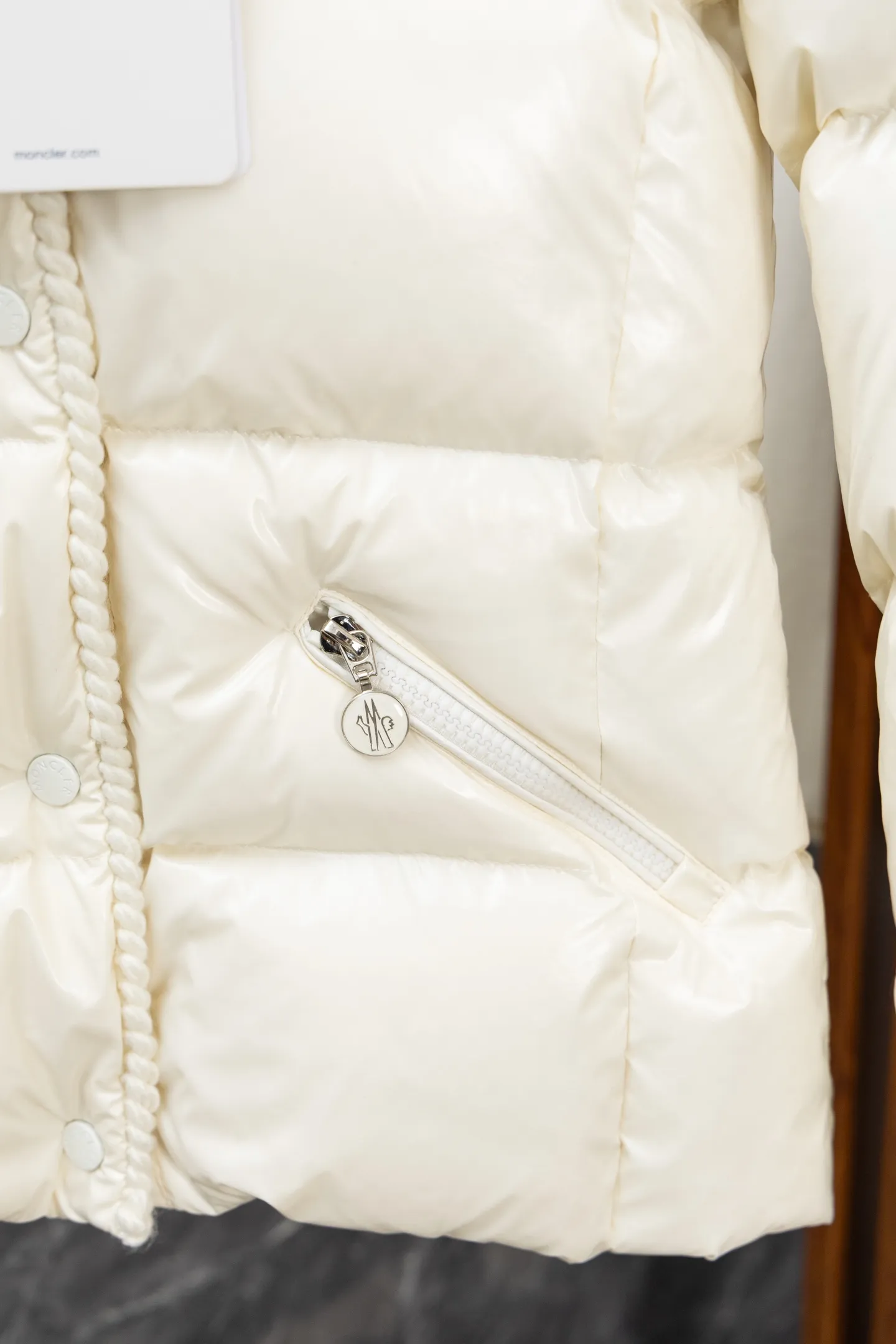 P900 Model No. J0177 MONCLER 25 high-definition woven hooded short down jacket. Uses 340 grams of down filling. Clear threading. Uses 10,000-needle embroidery. Original order customization 1:1 with smooth and delicate lines. Better texture. Not easy to deform, not easy to shrink, not easy to fade. Maintains long-lasting beauty. Color: Black, Milky White, Haze Blue, Size S-XL
