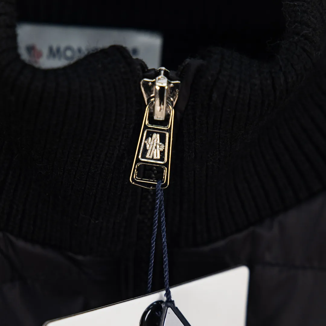 P480 💰zp version [Exclusive supply] MONCLER/Mongolian knitted down spliced ​​stand-up collar, unique side thread design! ! ! Selling point: down knitted splicing, the splicing is made of wool blended fabric! Mengjia will release several types of sweaters and down at this time every year. In fact, the sweater and down at the Mjia counter are classic and evergreen styles. They are all basic styles. They can be worn alone or matched inside, as a sweater. The main promotion of this kind of counter is black, so most of them are black, with down in the front. Our studio has launched a gray series of products to let everyone experience different surprises. The color combination is particularly good! The face threads are also super nice! Very comfortable! The back and both sleeves are made of wool blended fabric. Color: Black Gray Size: S M L XL Number: YK10648