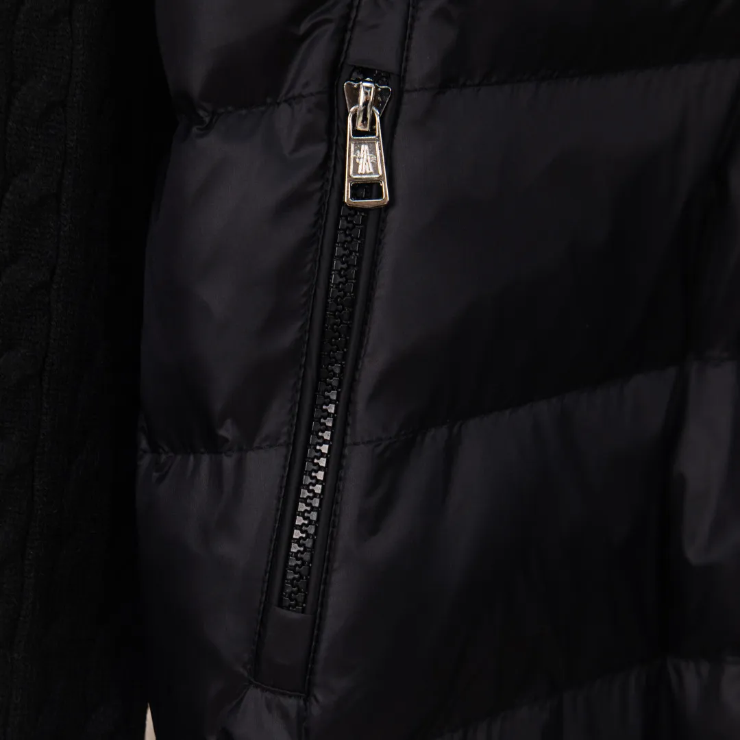 P480 💰zp version [Exclusive supply] MONCLER/Mongolian knitted down spliced ​​stand-up collar, unique side thread design! ! ! Selling point: down knitted splicing, the splicing is made of wool blended fabric! Mengjia will release several types of sweaters and down at this time every year. In fact, the sweater and down at the Mjia counter are classic and evergreen styles. They are all basic styles. They can be worn alone or matched inside, as a sweater. The main promotion of this kind of counter is black, so most of them are black, with down in the front. Our studio has launched a gray series of products to let everyone experience different surprises. The color combination is particularly good! The face threads are also super nice! Very comfortable! The back and both sleeves are made of wool blended fabric. Color: Black Gray Size: S M L XL Number: YK10648