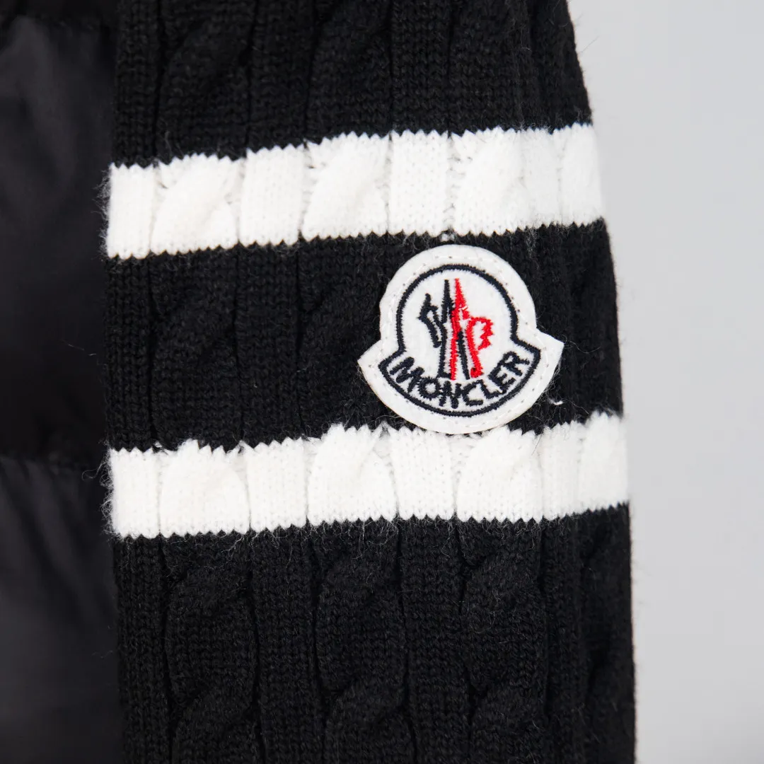 P480 💰zp version [Exclusive supply] MONCLER/Mongolian knitted down spliced ​​stand-up collar, unique side thread design! ! ! Selling point: down knitted splicing, the splicing is made of wool blended fabric! Mengjia will release several types of sweaters and down at this time every year. In fact, the sweater and down at the Mjia counter are classic and evergreen styles. They are all basic styles. They can be worn alone or matched inside, as a sweater. The main promotion of this kind of counter is black, so most of them are black, with down in the front. Our studio has launched a gray series of products to let everyone experience different surprises. The color combination is particularly good! The face threads are also super nice! Very comfortable! The back and both sleeves are made of wool blended fabric. Color: Black Gray Size: S M L XL Number: YK10648