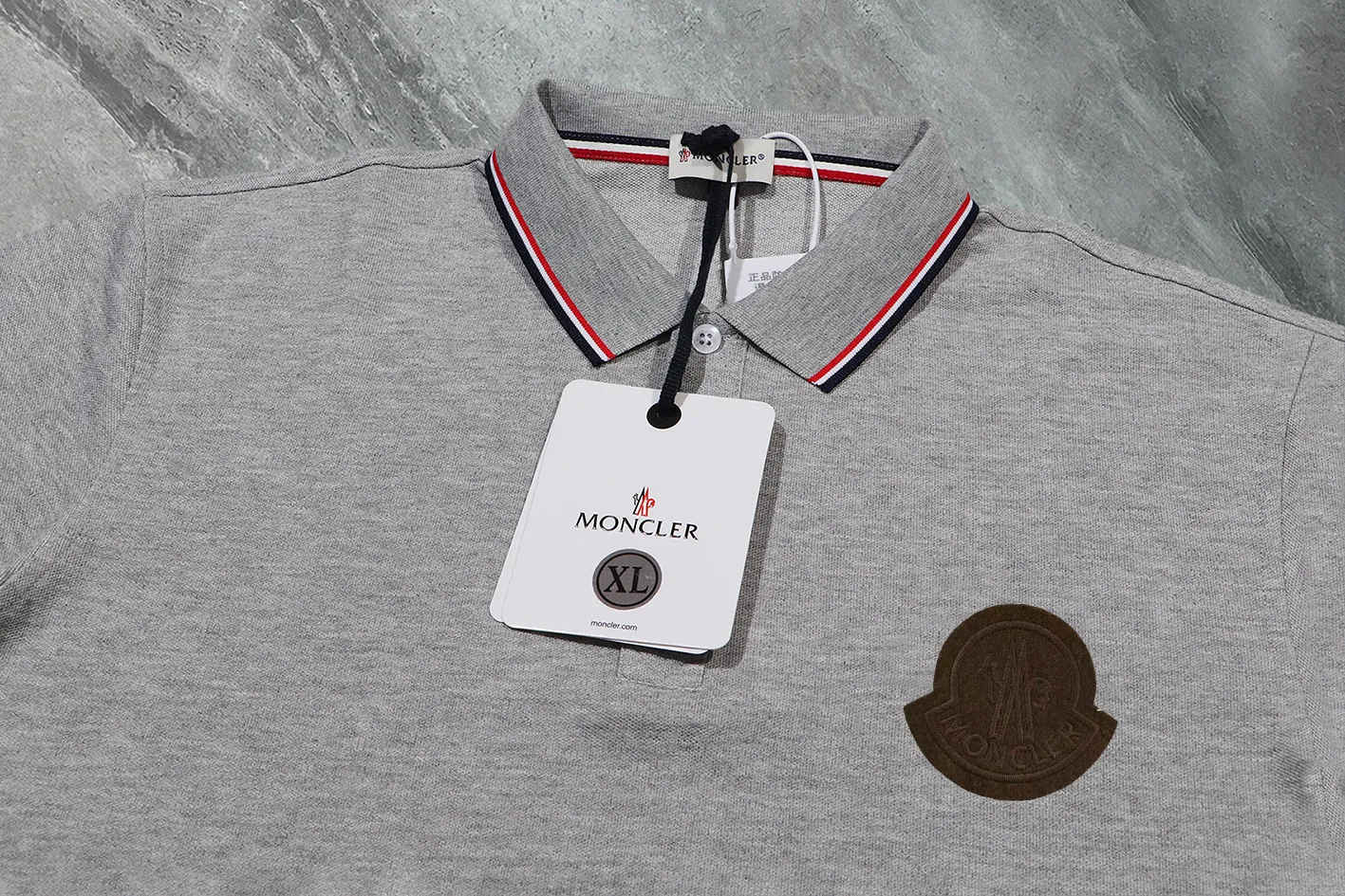P190 Complete with three standards] MONCLER~ MONCLER 2024 summer new high-quality lapel short-sleeved POLO shirt, counter-customized fabric, high breathability and comfort, impeccable details, brand element design concept, reflecting high quality. It feels delicate and soft! It presents a casual cut and the upper body shape is great! The chest is filled with three-dimensional embroidery of the brand LOGO to highlight quality and luxury. Color: black/white Size: M~3XL
