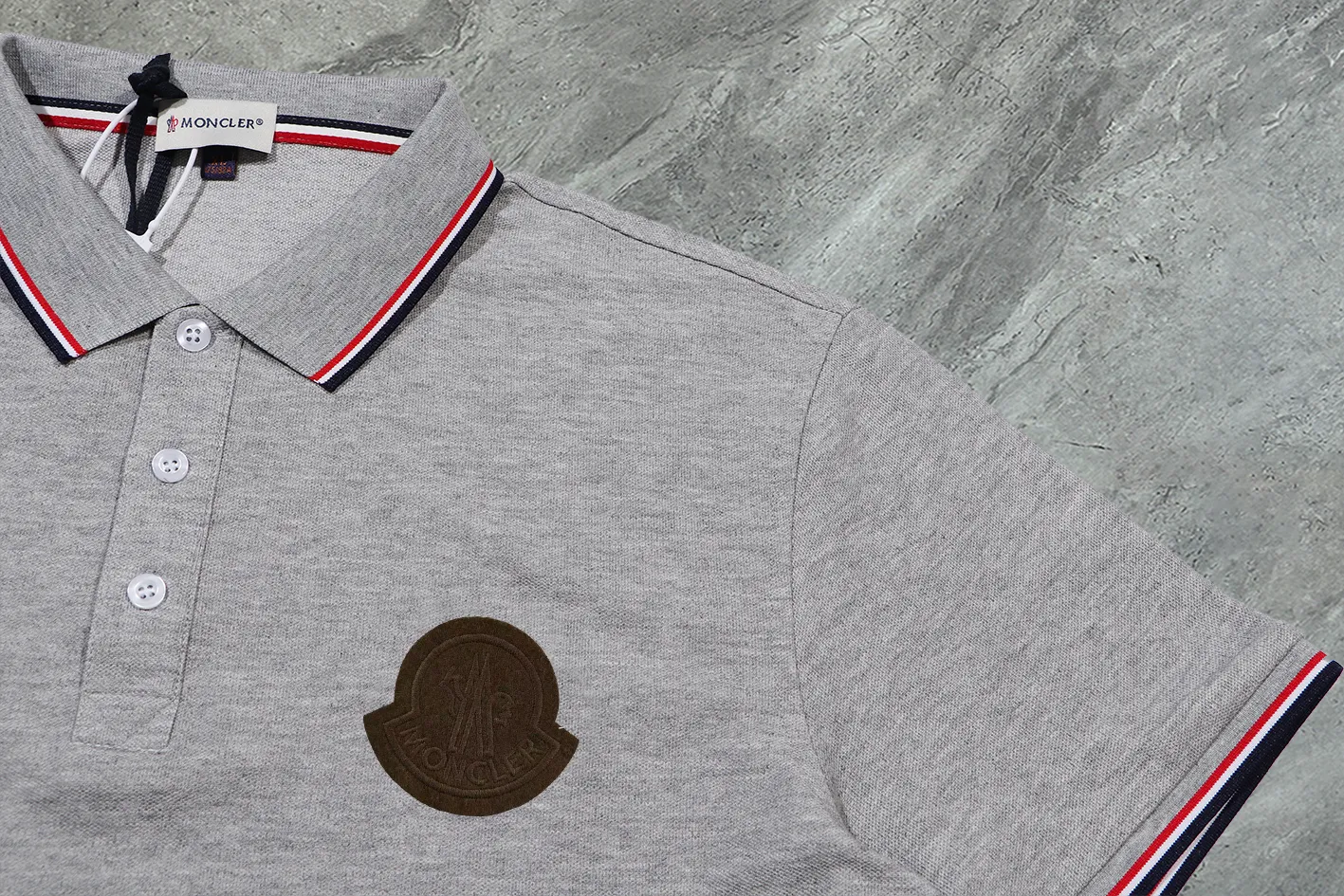P190 Complete with three standards] MONCLER~ MONCLER 2024 summer new high-quality lapel short-sleeved POLO shirt, counter-customized fabric, high breathability and comfort, impeccable details, brand element design concept, reflecting high quality. It feels delicate and soft! It presents a casual cut and the upper body shape is great! The chest is filled with three-dimensional embroidery of the brand LOGO to highlight quality and luxury. Color: black/white Size: M~3XL