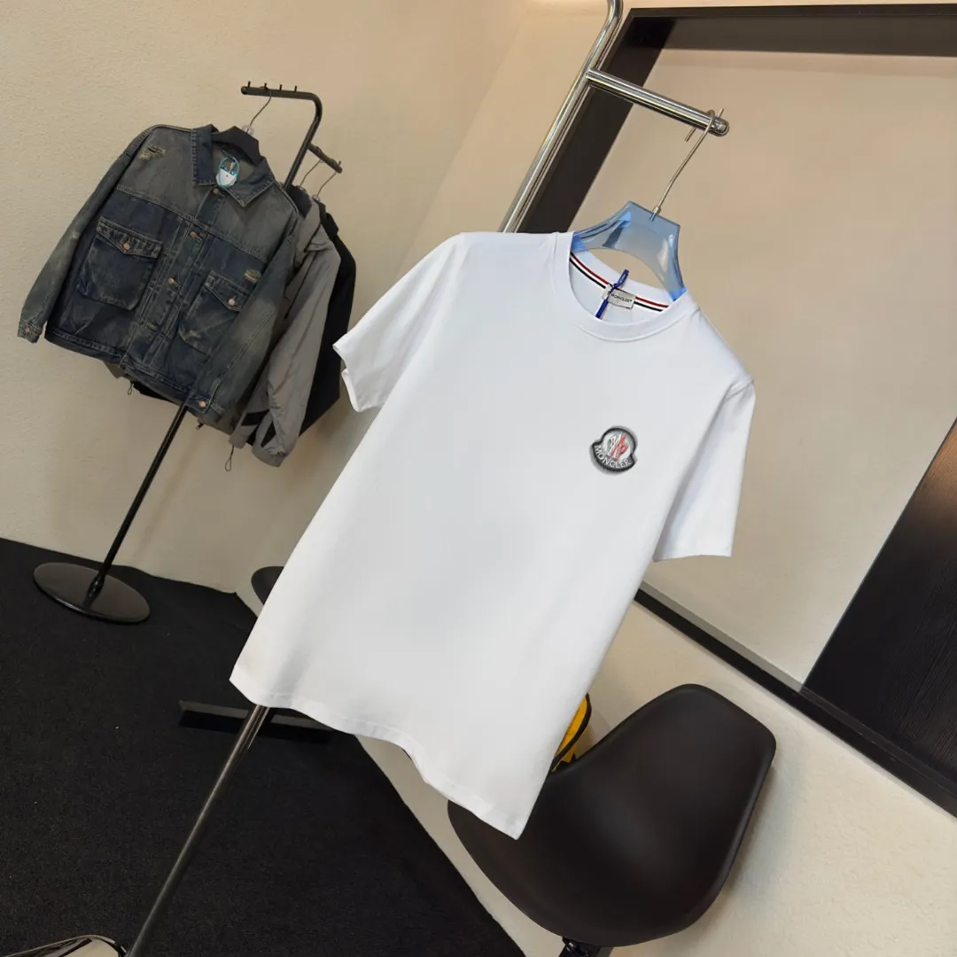 P140 Upgraded version "Mobile phone smart sensor ~ NFC chip armband ~ Direct access to the official website for anti-counterfeiting" "Moncler ~ Mouth Mouth" 2025 new high-quality round neck short-sleeved T-shirt. The cuffs have imported embroidered labels. Customized dyeing, very comfortable to touch. Super versatile and good-looking short-sleeved. Complete with three labels. Non-market ordinary version. Feel free to compare. Quality is absolutely guaranteed! ‼ First of all, this original fabric is all custom-woven with 32-count double yarn fabric, 250G, and the weight is the same‼ Fine workmanship, double waistcoat method, double waistcoat method, double waistcoat method makes the whole dress more three-dimensional, which is not a craft that ordinary T-shirts can achieve🤪 Size: S-M-L-XL-2XL Color: black, white, apricot, same style for men and women