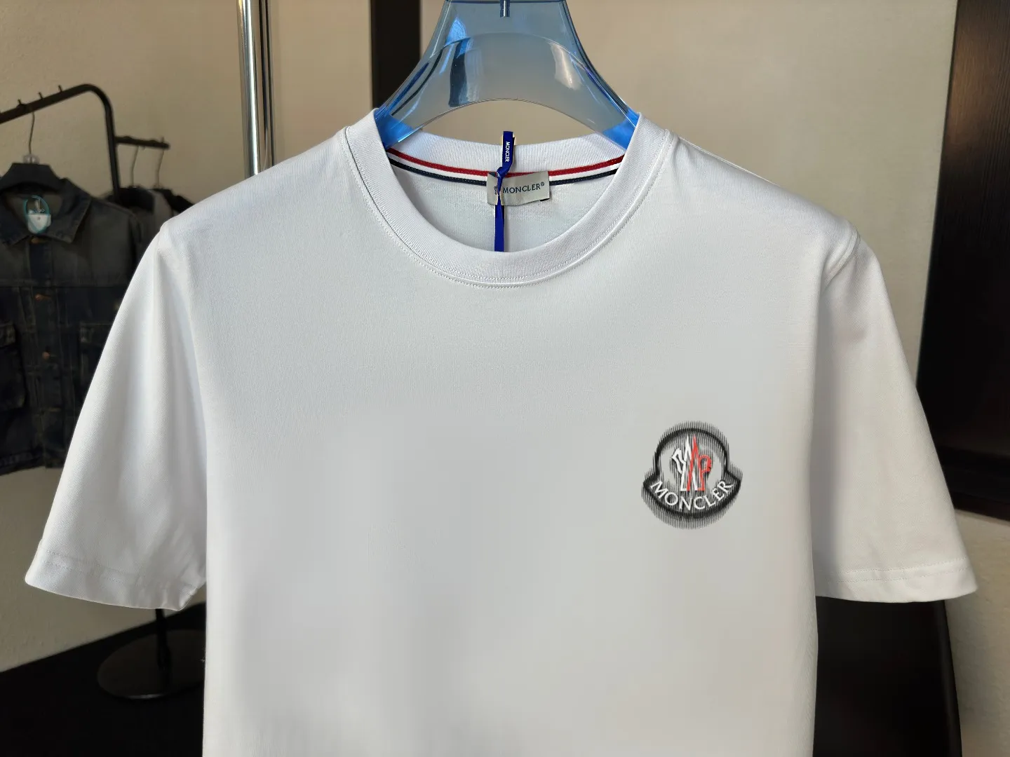 P140 Upgraded version "Mobile phone smart sensor ~ NFC chip armband ~ Direct access to the official website for anti-counterfeiting" "Moncler ~ Mouth Mouth" 2025 new high-quality round neck short-sleeved T-shirt. The cuffs have imported embroidered labels. Customized dyeing, very comfortable to touch. Super versatile and good-looking short-sleeved. Complete with three labels. Non-market ordinary version. Feel free to compare. Quality is absolutely guaranteed! ‼ First of all, this original fabric is all custom-woven with 32-count double yarn fabric, 250G, and the weight is the same‼ Fine workmanship, double waistcoat method, double waistcoat method, double waistcoat method makes the whole dress more three-dimensional, which is not a craft that ordinary T-shirts can achieve🤪 Size: S-M-L-XL-2XL Color: black, white, apricot, same style for men and women