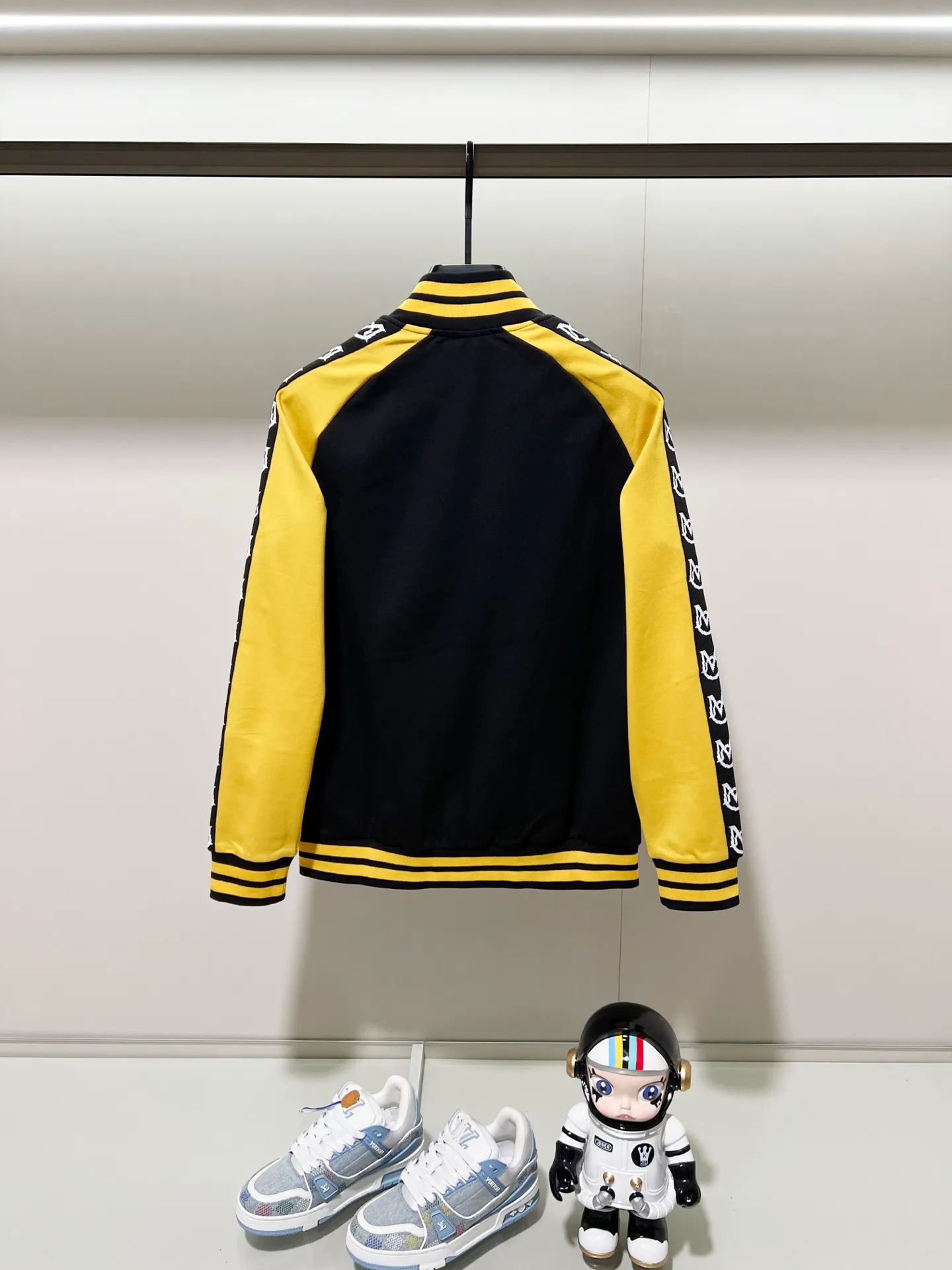 P270 MONCLER/Mask Customized fabric suit zipper jacket Color-blocking design embroidery🪡Micro-labeled LOGO hand sleeve webbing technology Official synchronization High version High quality Fashion personality Versatile trend Pure original quality Original fabric Hang tag Collar label Washed wheat Complete three labels Color: black and white. Black green. Black yellow. Size: S-2XL