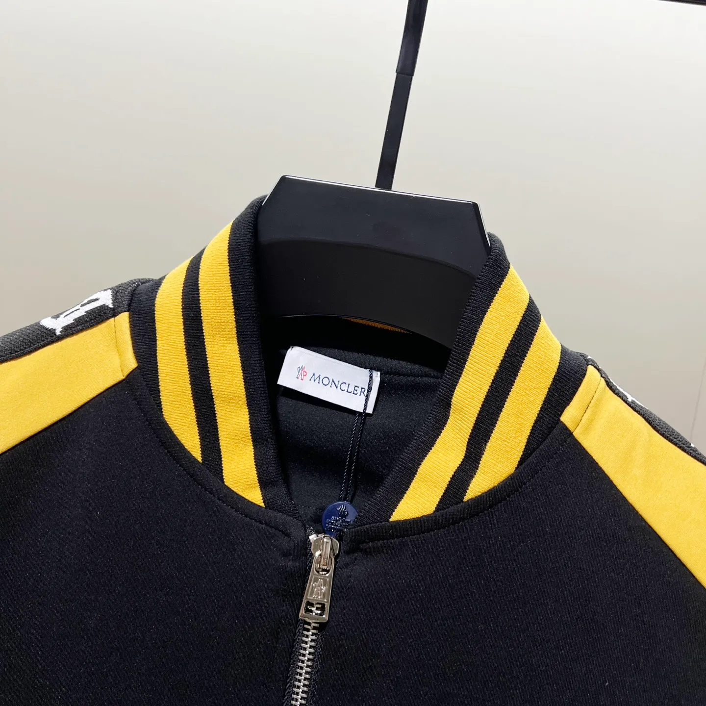 P270 MONCLER/Mask Customized fabric suit zipper jacket Color-blocking design embroidery🪡Micro-labeled LOGO hand sleeve webbing technology Official synchronization High version High quality Fashion personality Versatile trend Pure original quality Original fabric Hang tag Collar label Washed wheat Complete three labels Color: black and white. Black green. Black yellow. Size: S-2XL