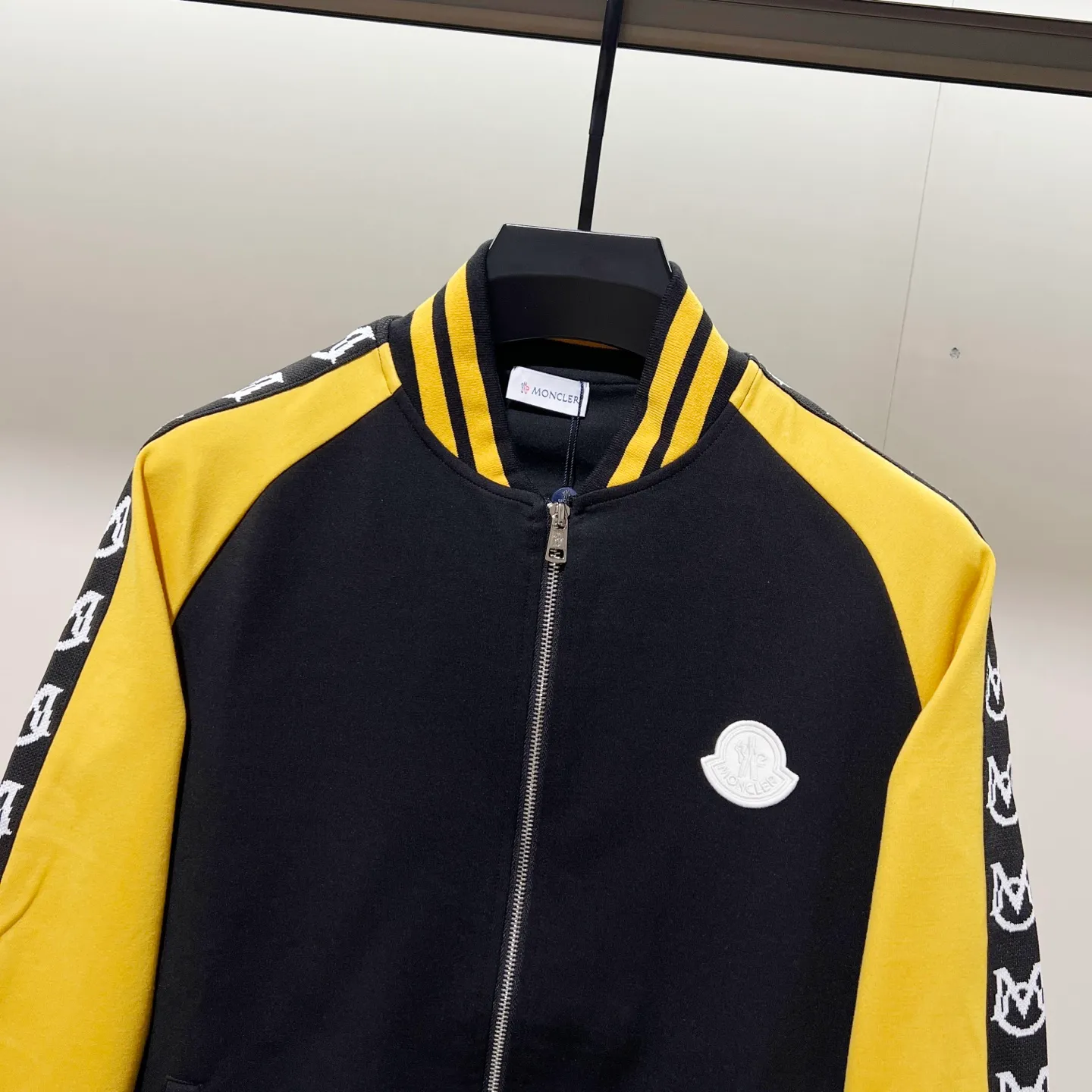 P270 MONCLER/Mask Customized fabric suit zipper jacket Color-blocking design embroidery🪡Micro-labeled LOGO hand sleeve webbing technology Official synchronization High version High quality Fashion personality Versatile trend Pure original quality Original fabric Hang tag Collar label Washed wheat Complete three labels Color: black and white. Black green. Black yellow. Size: S-2XL