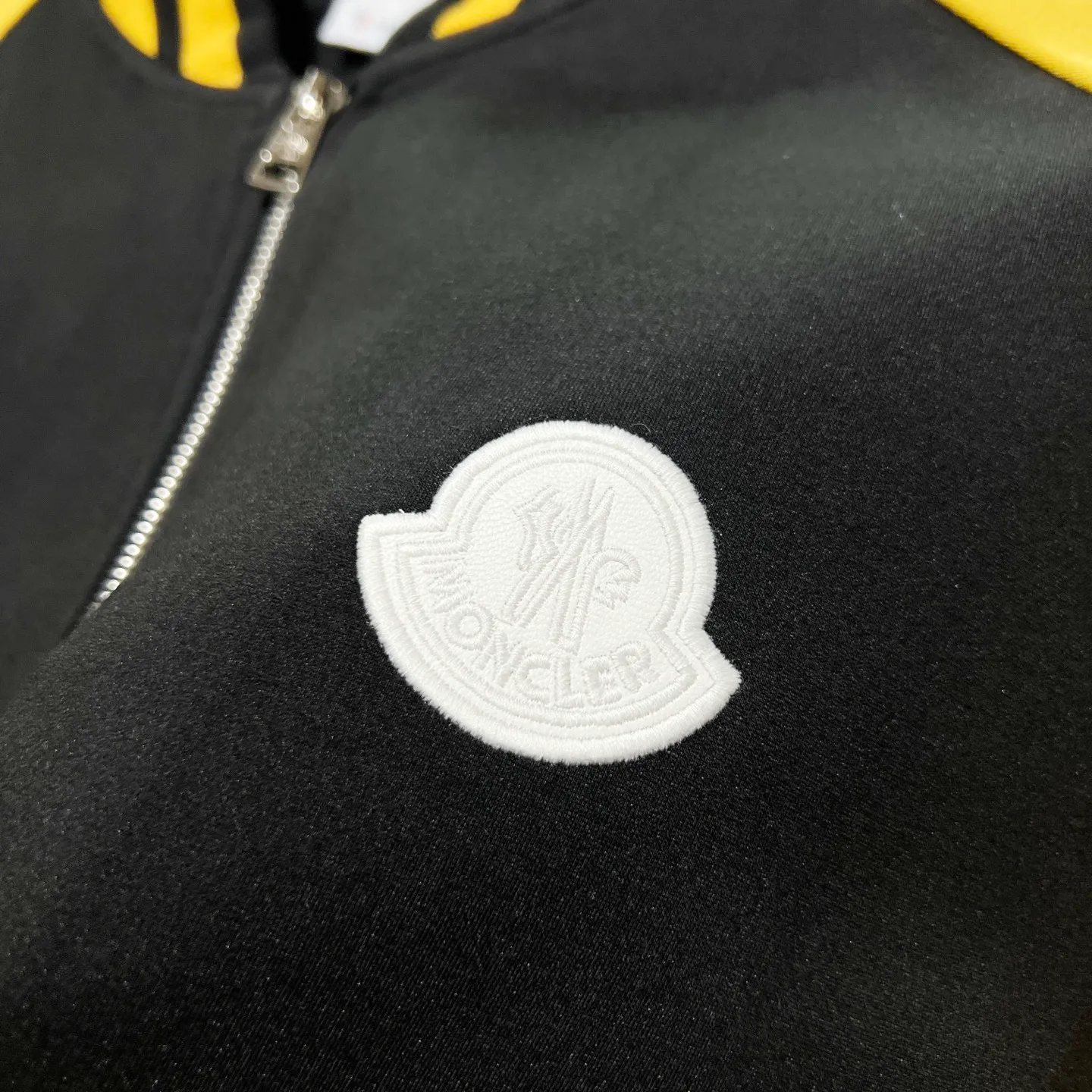 P270 MONCLER/Mask Customized fabric suit zipper jacket Color-blocking design embroidery🪡Micro-labeled LOGO hand sleeve webbing technology Official synchronization High version High quality Fashion personality Versatile trend Pure original quality Original fabric Hang tag Collar label Washed wheat Complete three labels Color: black and white. Black green. Black yellow. Size: S-2XL