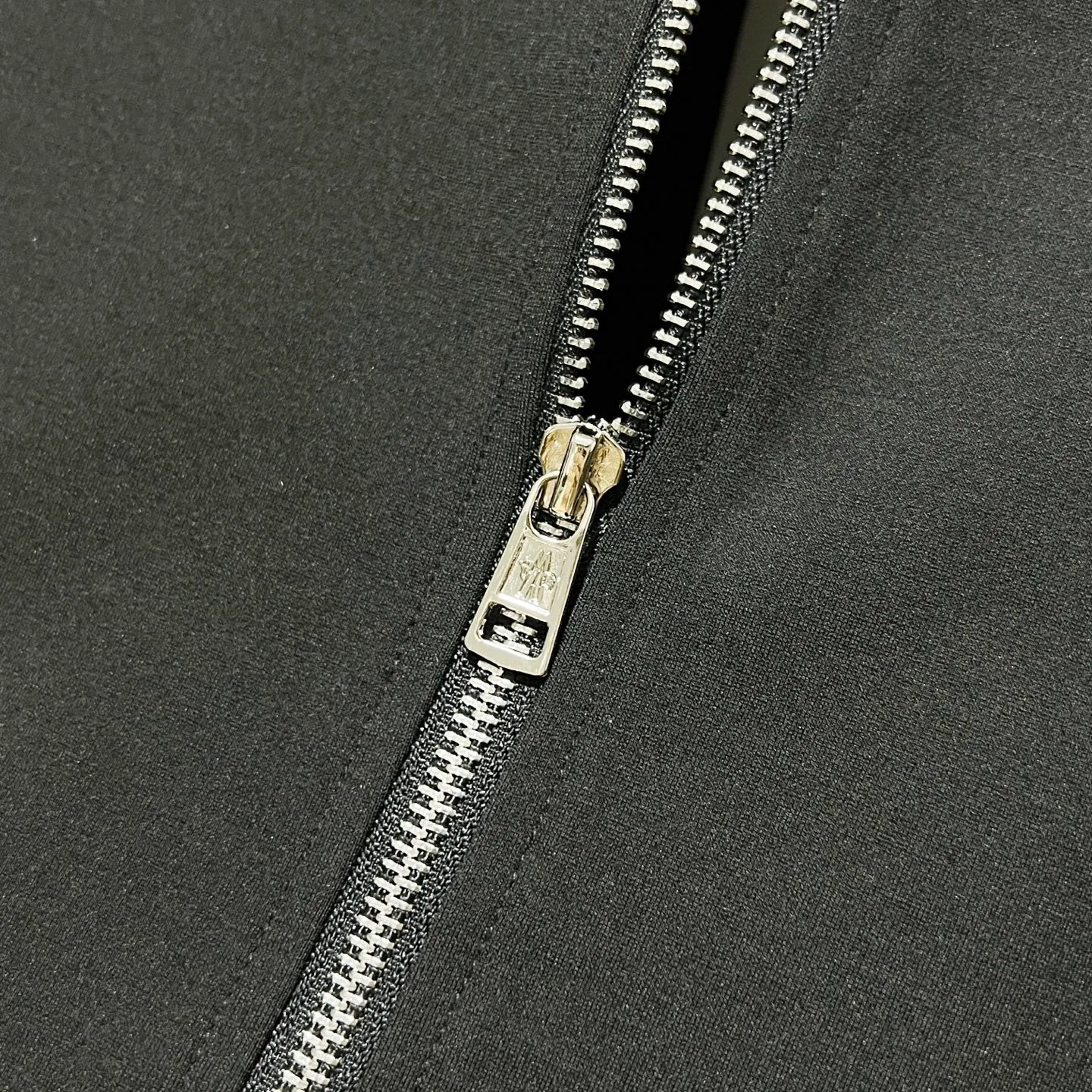 P270 MONCLER/Mask Customized fabric suit zipper jacket Color-blocking design embroidery🪡Micro-labeled LOGO hand sleeve webbing technology Official synchronization High version High quality Fashion personality Versatile trend Pure original quality Original fabric Hang tag Collar label Washed wheat Complete three labels Color: black and white. Black green. Black yellow. Size: S-2XL