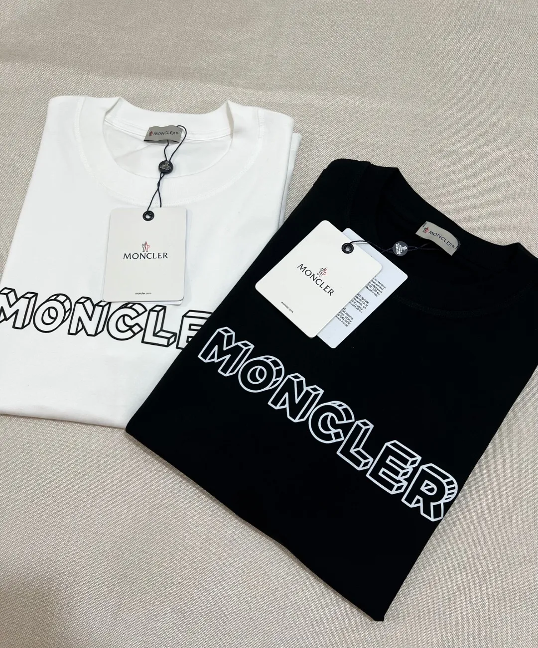 P180 Size Chart Detailed Picture] MONCLER is new, FW autumn and winter new long-sleeved T-shirt official website has synchronized 3D visual letter printing armband short sleeves, the details are correct to the official version, and the size of the logo is strictly controlled , standard size, laminated details are in sync with the official version; 280g double yarn pure cotton fabric is selected, imported woven thread thread, the neckline is boned to prevent deformation, the factory high-temperature washing process prevents shrinkage, the fabric is soft and breathable, scan the code and touch the NCF washed mark for identification, the details are in place, the upper body is simple and beautiful, European size version, loose and suitable, color: black, white, size XS-L (L size can wear 200 pounds)