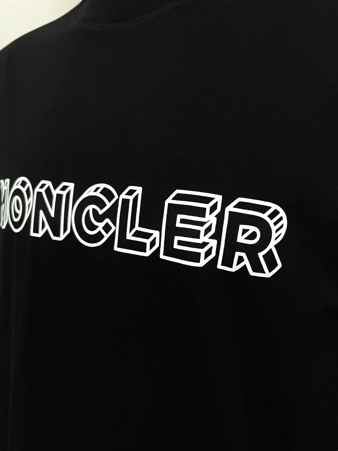 P180 Size Chart Detailed Picture] MONCLER is new, FW autumn and winter new long-sleeved T-shirt official website has synchronized 3D visual letter printing armband short sleeves, the details are correct to the official version, and the size of the logo is strictly controlled , standard size, laminated details are in sync with the official version; 280g double yarn pure cotton fabric is selected, imported woven thread thread, the neckline is boned to prevent deformation, the factory high-temperature washing process prevents shrinkage, the fabric is soft and breathable, scan the code and touch the NCF washed mark for identification, the details are in place, the upper body is simple and beautiful, European size version, loose and suitable, color: black, white, size XS-L (L size can wear 200 pounds)