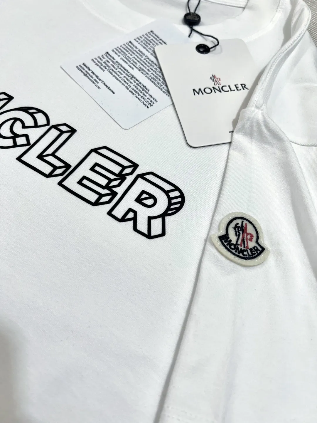 P180 Size Chart Detailed Picture] MONCLER is new, FW autumn and winter new long-sleeved T-shirt official website has synchronized 3D visual letter printing armband short sleeves, the details are correct to the official version, and the size of the logo is strictly controlled , standard size, laminated details are in sync with the official version; 280g double yarn pure cotton fabric is selected, imported woven thread thread, the neckline is boned to prevent deformation, the factory high-temperature washing process prevents shrinkage, the fabric is soft and breathable, scan the code and touch the NCF washed mark for identification, the details are in place, the upper body is simple and beautiful, European size version, loose and suitable, color: black, white, size XS-L (L size can wear 200 pounds)