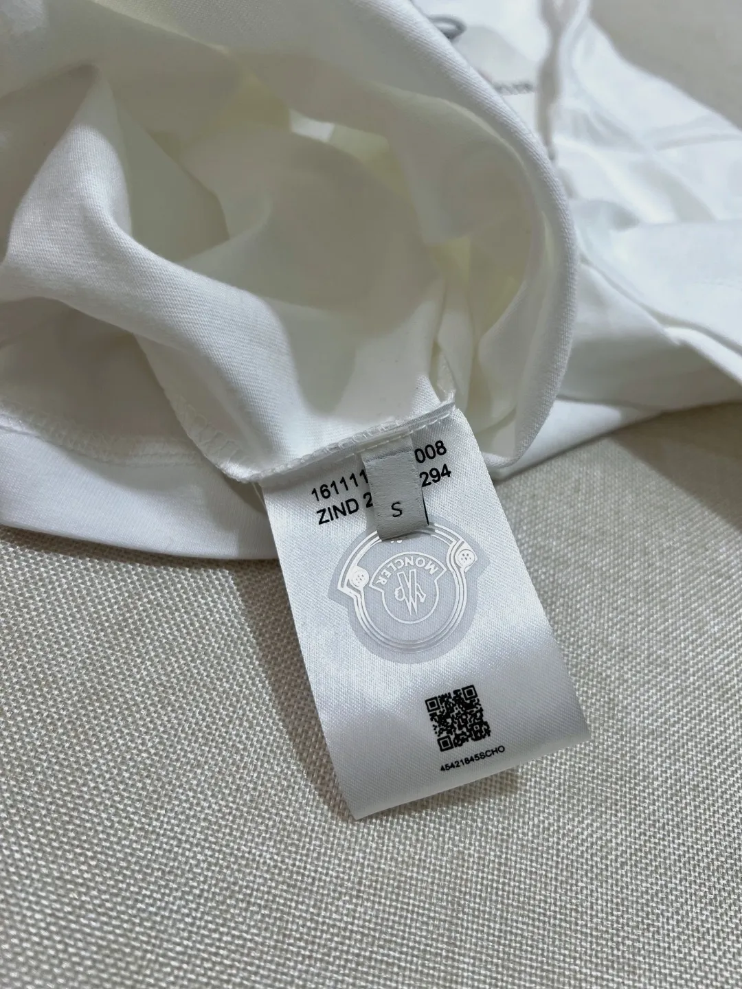 P180 Size Chart Detailed Picture] MONCLER is new, FW autumn and winter new long-sleeved T-shirt official website has synchronized 3D visual letter printing armband short sleeves, the details are correct to the official version, and the size of the logo is strictly controlled , standard size, laminated details are in sync with the official version; 280g double yarn pure cotton fabric is selected, imported woven thread thread, the neckline is boned to prevent deformation, the factory high-temperature washing process prevents shrinkage, the fabric is soft and breathable, scan the code and touch the NCF washed mark for identification, the details are in place, the upper body is simple and beautiful, European size version, loose and suitable, color: black, white, size XS-L (L size can wear 200 pounds)