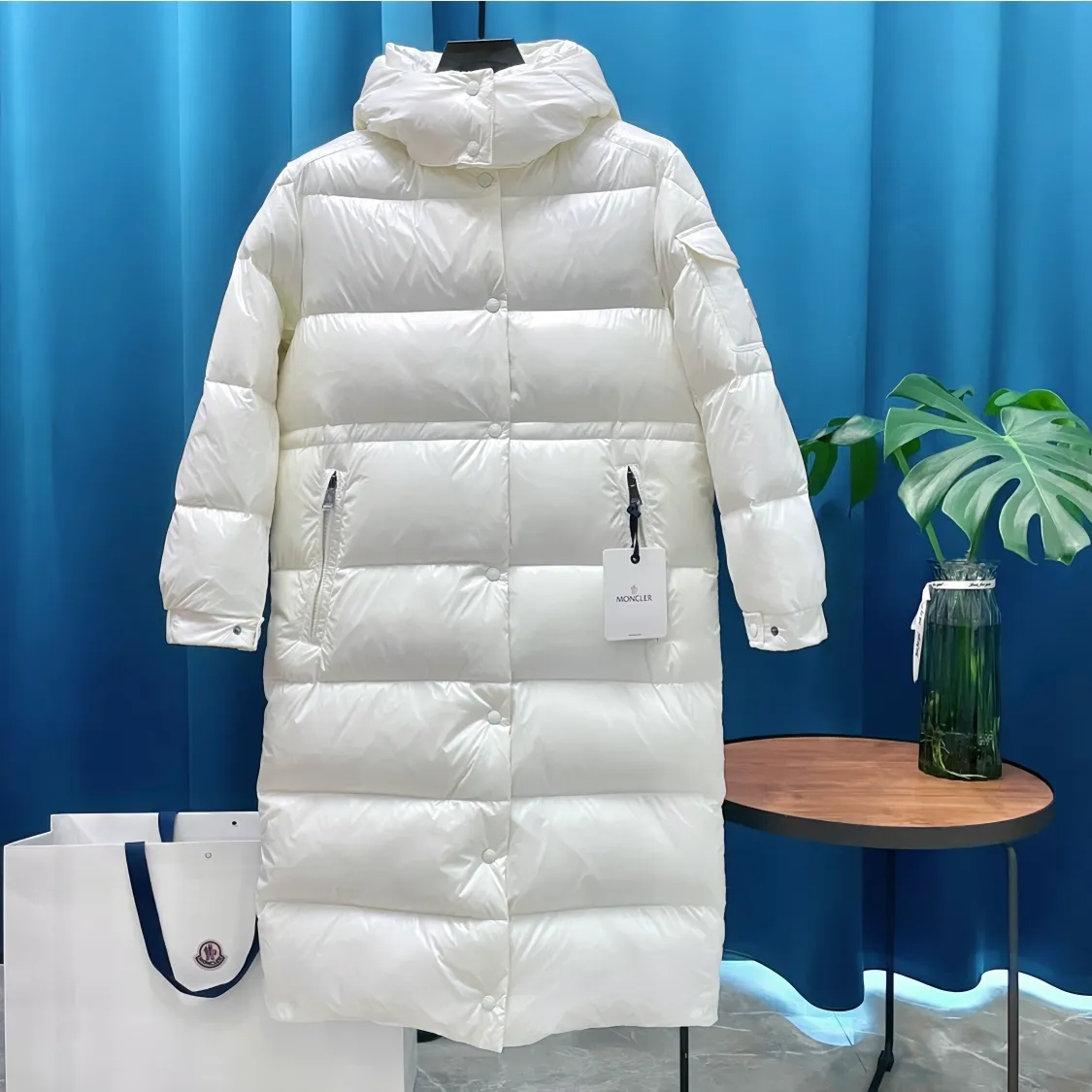 P800 Moncler ➡️Male Maire long down jacket for women, the best to keep out the cold! Yuhuang Winter Extra Long Hooded Down Jacket There are thousands of styles of down jackets. As the king at the pinnacle of the down industry, Yuhuang Family will be included in the key repurchase list every year!  Because no matter how cold the wind is and the cold is unbearable, Yuhuang will always accompany you to give you warmth and resist the cold wave!  Made of pure European standard 90% goose down + 10% feathers. Real European standard goose down🦢 When you get the clothes, you can feel the filling and fullness of the down jacket. It is really not on the same level as the market products... The down content is the highest level in the industry. The raw materials are well invested. The best neck down on the goose is selected. The down is light, thin, soft and warm. It is very healing, comfortable and breathable, and as warm as a lover’s hug!  The shiny fabric design is noble and elegant, highlighting the texture! If you touch it with your fingers, you will definitely be conquered by its invincible texture, which is fluffy but not bloated! Everything is Yuhuang’s craftsmanship. Highly praised. It’s extremely eye-catching!