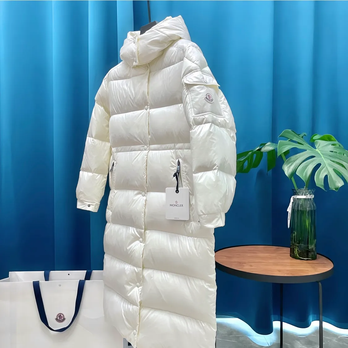 P800 Moncler ➡️Male Maire long down jacket for women, the best to keep out the cold! Yuhuang Winter Extra Long Hooded Down Jacket There are thousands of styles of down jackets. As the king at the pinnacle of the down industry, Yuhuang Family will be included in the key repurchase list every year!  Because no matter how cold the wind is and the cold is unbearable, Yuhuang will always accompany you to give you warmth and resist the cold wave!  Made of pure European standard 90% goose down + 10% feathers. Real European standard goose down🦢 When you get the clothes, you can feel the filling and fullness of the down jacket. It is really not on the same level as the market products... The down content is the highest level in the industry. The raw materials are well invested. The best neck down on the goose is selected. The down is light, thin, soft and warm. It is very healing, comfortable and breathable, and as warm as a lover’s hug!  The shiny fabric design is noble and elegant, highlighting the texture! If you touch it with your fingers, you will definitely be conquered by its invincible texture, which is fluffy but not bloated! Everything is Yuhuang’s craftsmanship. Highly praised. It’s extremely eye-catching!