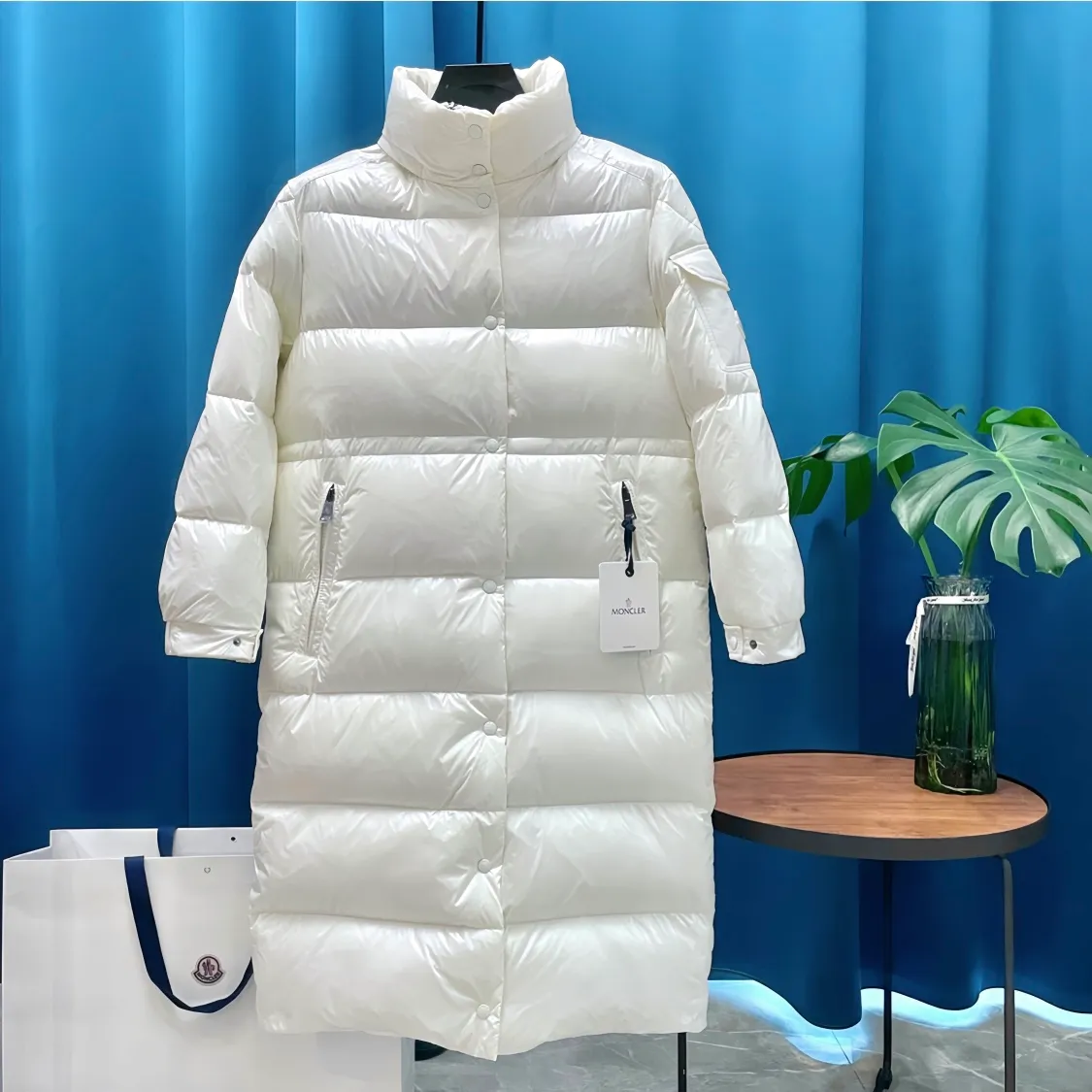 P800 Moncler ➡️Male Maire long down jacket for women, the best to keep out the cold! Yuhuang Winter Extra Long Hooded Down Jacket There are thousands of styles of down jackets. As the king at the pinnacle of the down industry, Yuhuang Family will be included in the key repurchase list every year!  Because no matter how cold the wind is and the cold is unbearable, Yuhuang will always accompany you to give you warmth and resist the cold wave!  Made of pure European standard 90% goose down + 10% feathers. Real European standard goose down🦢 When you get the clothes, you can feel the filling and fullness of the down jacket. It is really not on the same level as the market products... The down content is the highest level in the industry. The raw materials are well invested. The best neck down on the goose is selected. The down is light, thin, soft and warm. It is very healing, comfortable and breathable, and as warm as a lover’s hug!  The shiny fabric design is noble and elegant, highlighting the texture! If you touch it with your fingers, you will definitely be conquered by its invincible texture, which is fluffy but not bloated! Everything is Yuhuang’s craftsmanship. Highly praised. It’s extremely eye-catching!